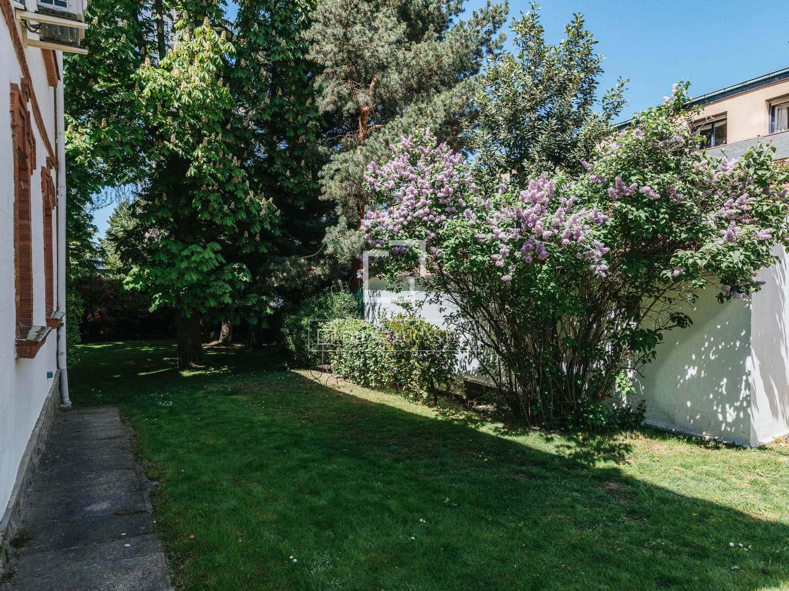 6 bedroom Villa for rent in Madrid city with pool garage - € 3,500 (Ref: 9779150)