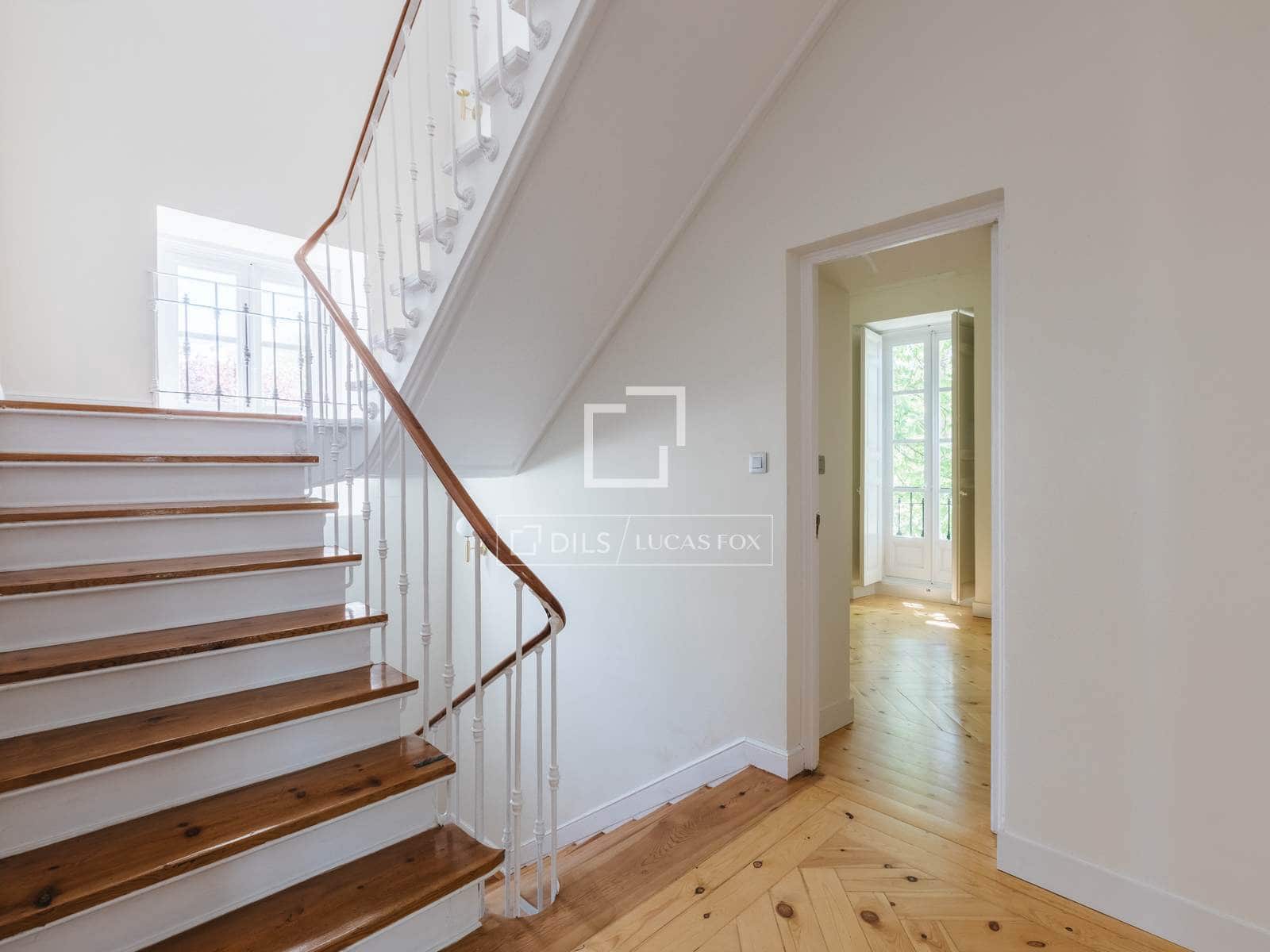 6 bedroom Villa for rent in Madrid city with pool garage - € 3,500 (Ref: 9779150)