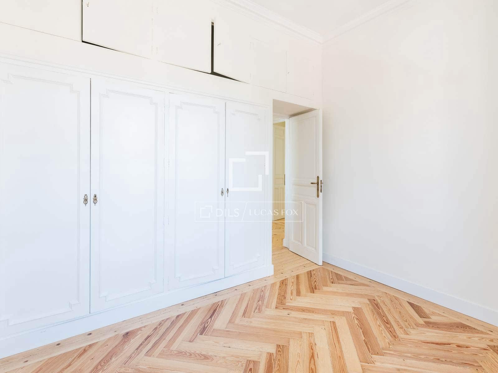 6 bedroom Villa for rent in Madrid city with pool garage - € 3,500 (Ref: 9779150)