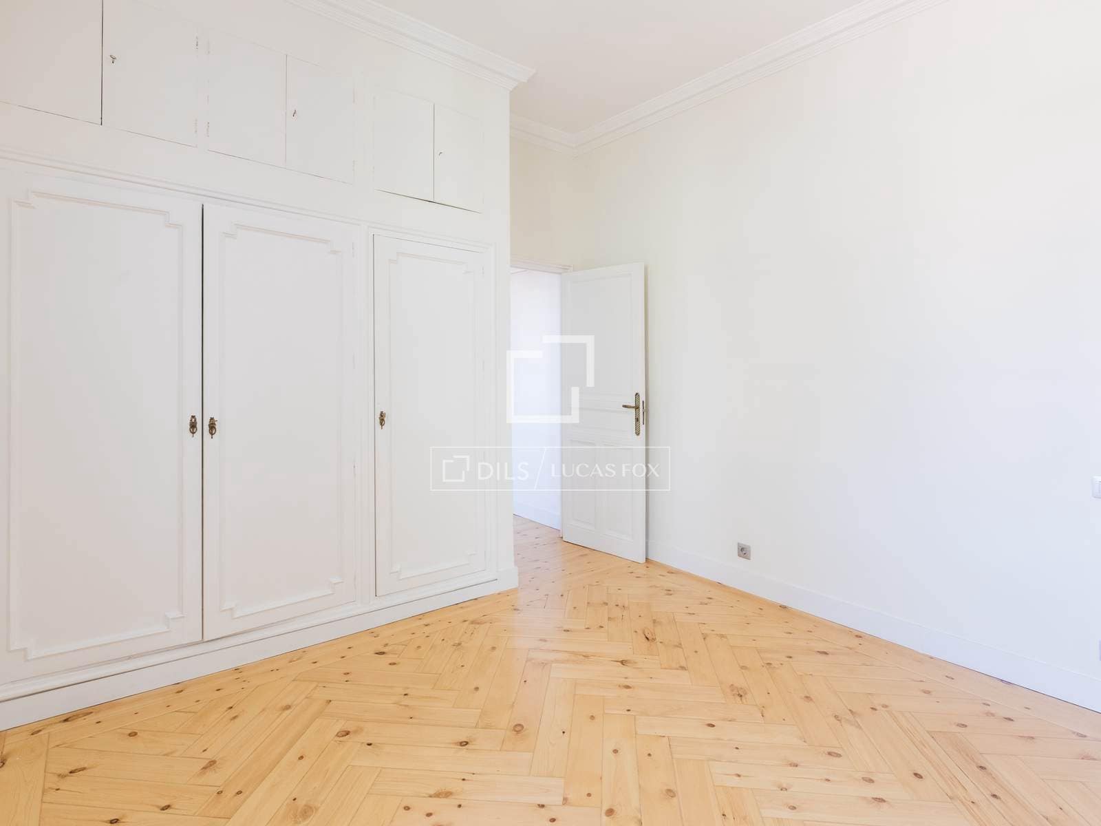 6 bedroom Villa for rent in Madrid city with pool garage - € 3,500 (Ref: 9779150)