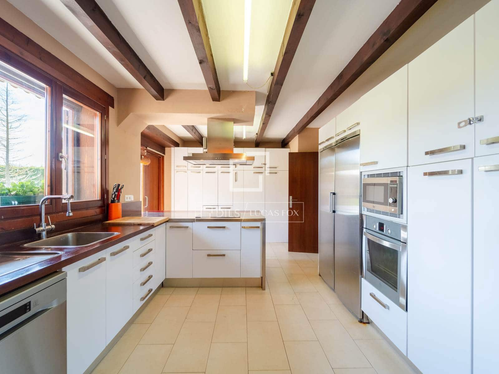 4 soveværelse Villa til salg i Requena med swimmingpool garage - € 880.000 (Ref: 9781335)