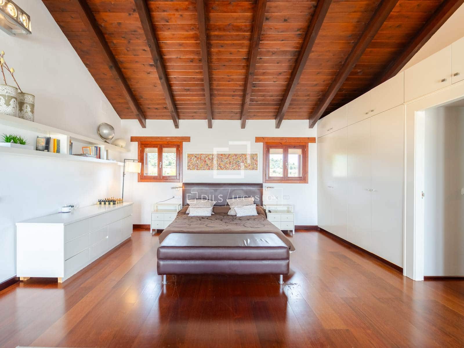 4 soveværelse Villa til salg i Requena med swimmingpool garage - € 880.000 (Ref: 9781335)