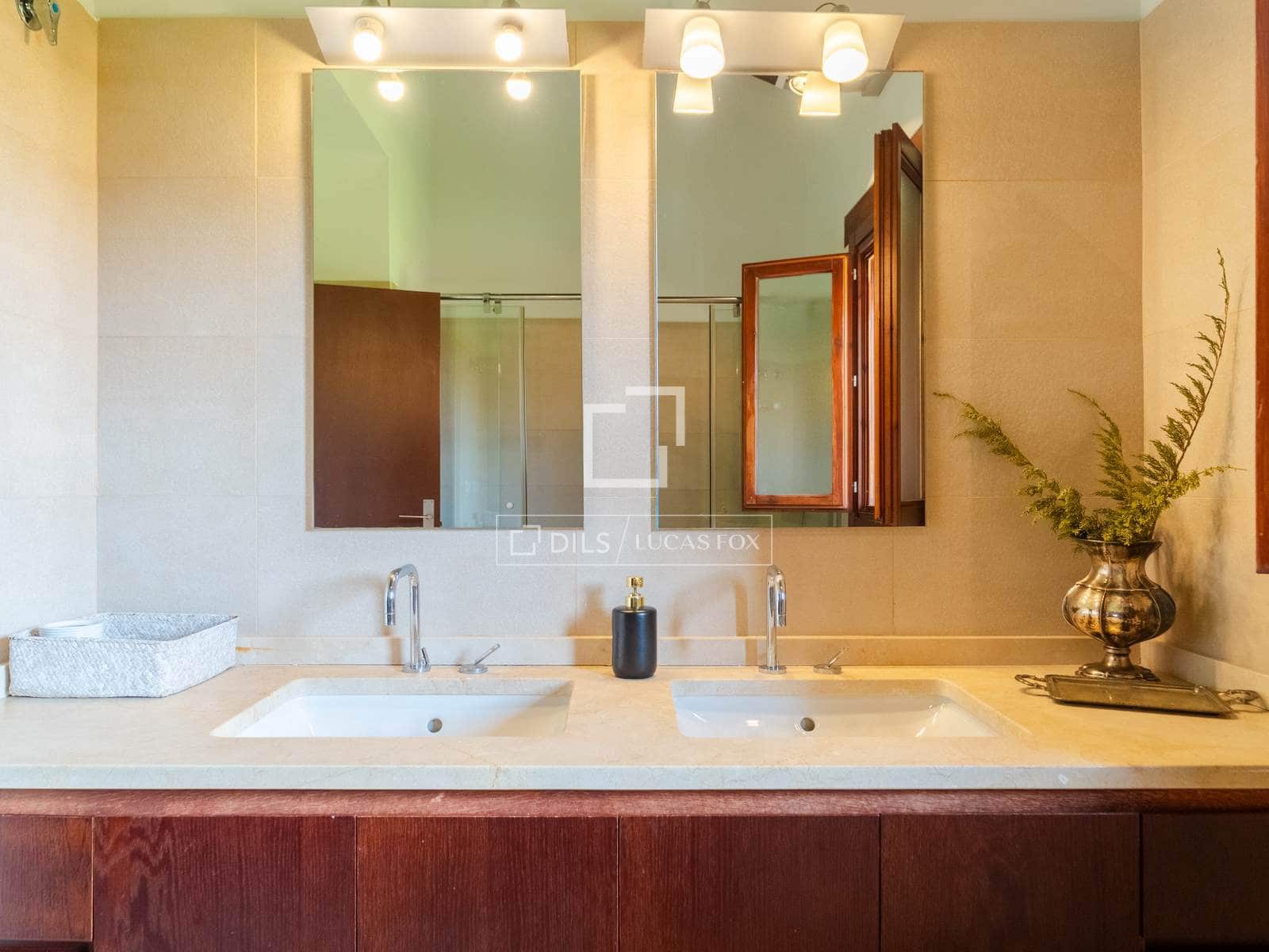 4 soveværelse Villa til salg i Requena med swimmingpool garage - € 880.000 (Ref: 9781335)