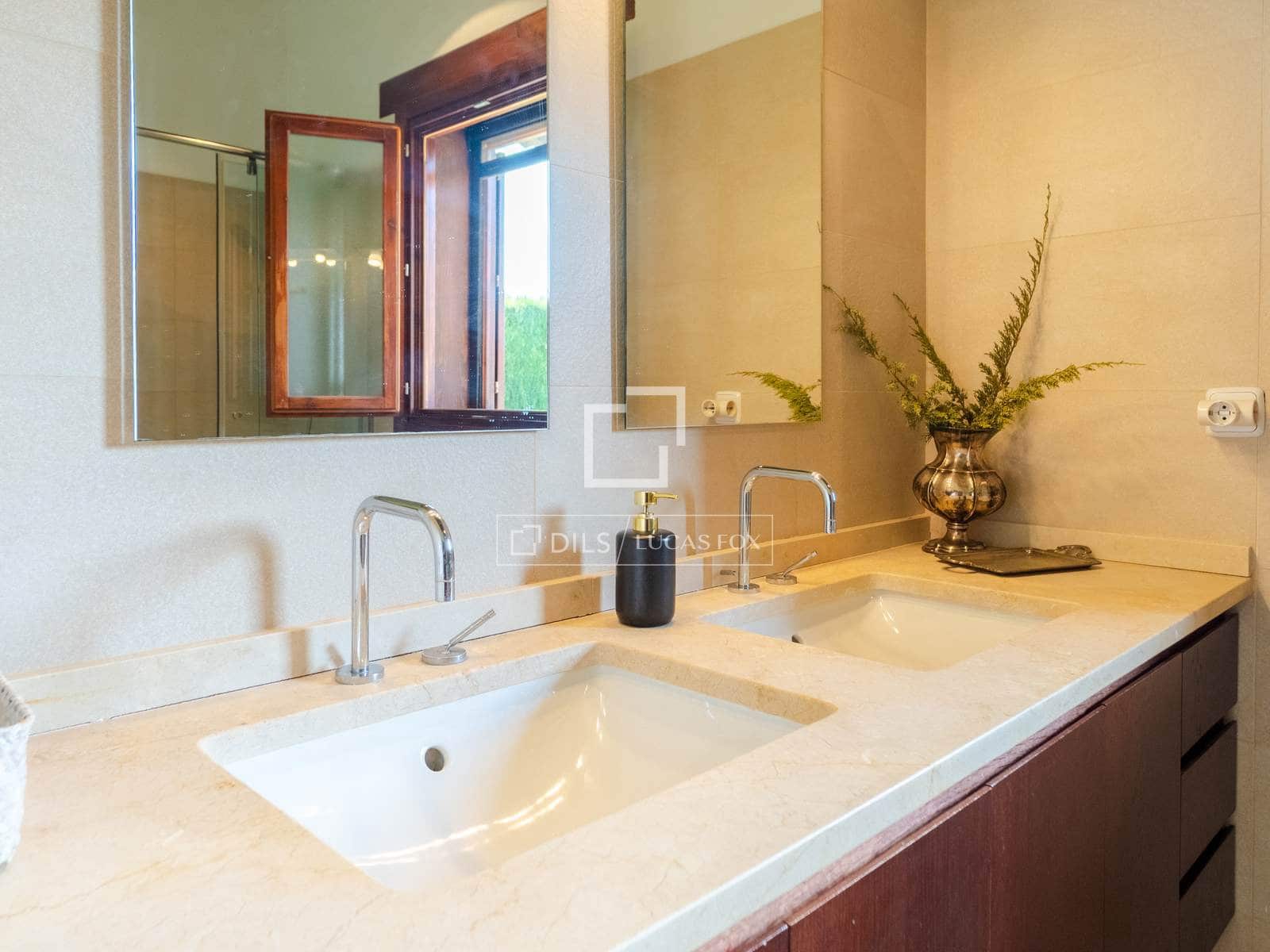 4 soveværelse Villa til salg i Requena med swimmingpool garage - € 880.000 (Ref: 9781335)