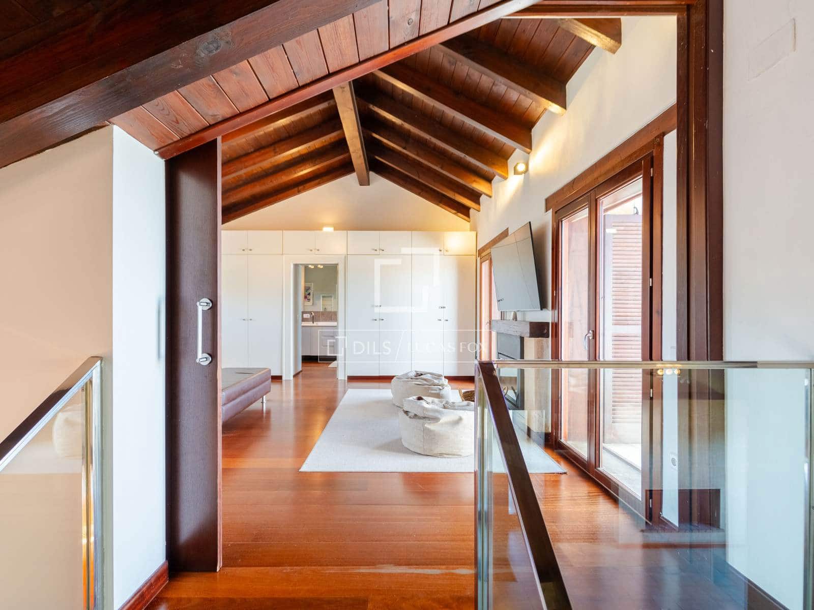 4 soveværelse Villa til salg i Requena med swimmingpool garage - € 880.000 (Ref: 9781335)