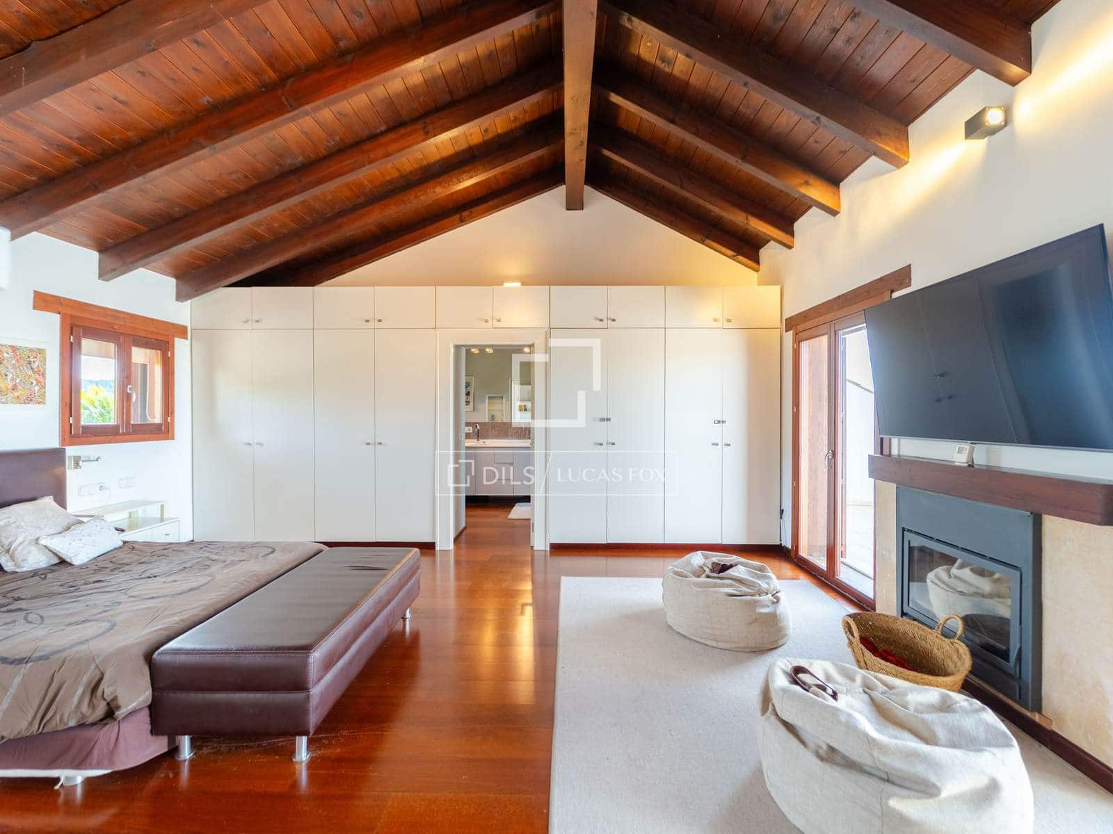 4 soveværelse Villa til salg i Requena med swimmingpool garage - € 880.000 (Ref: 9781335)