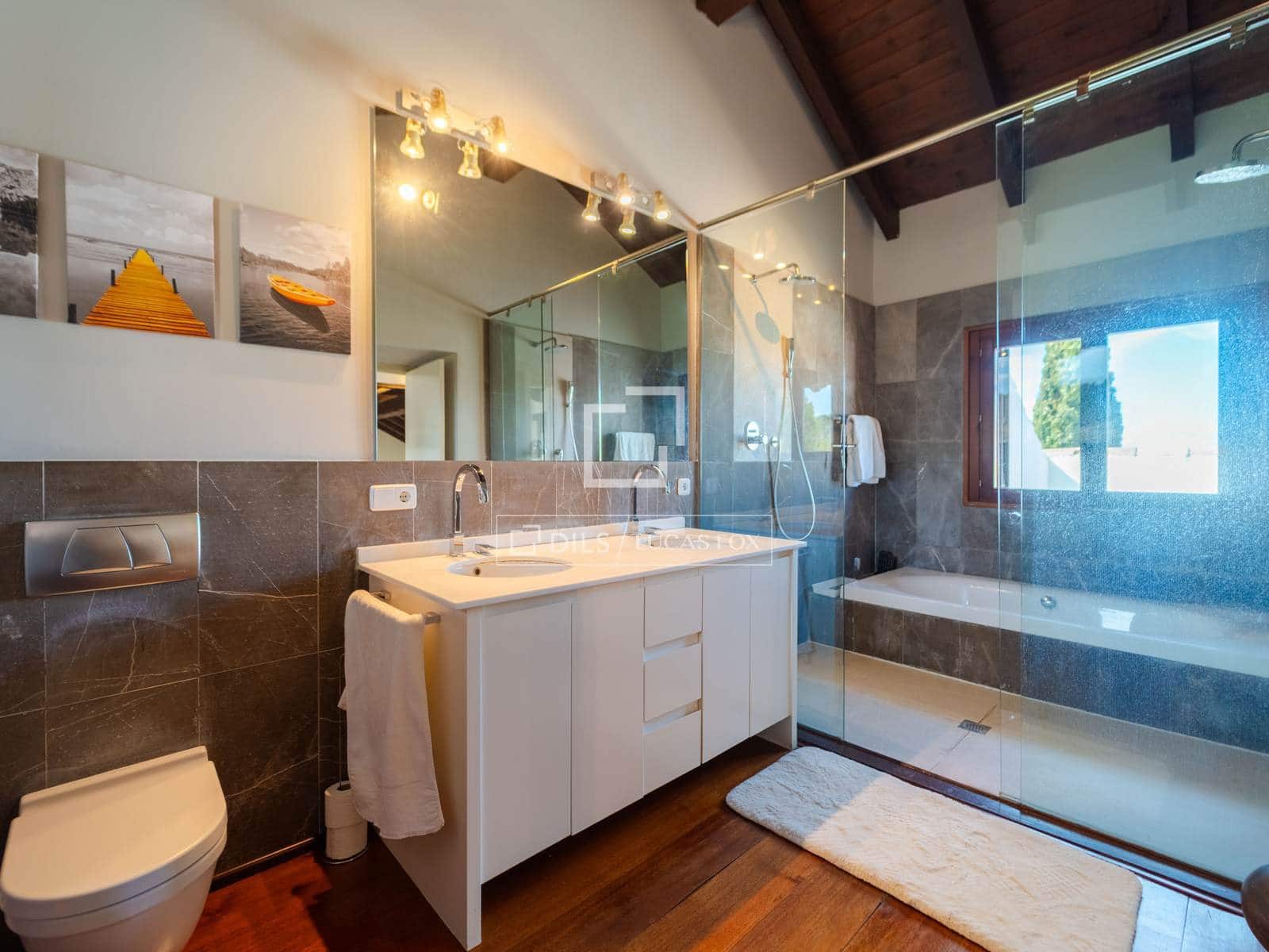 4 soveværelse Villa til salg i Requena med swimmingpool garage - € 880.000 (Ref: 9781335)