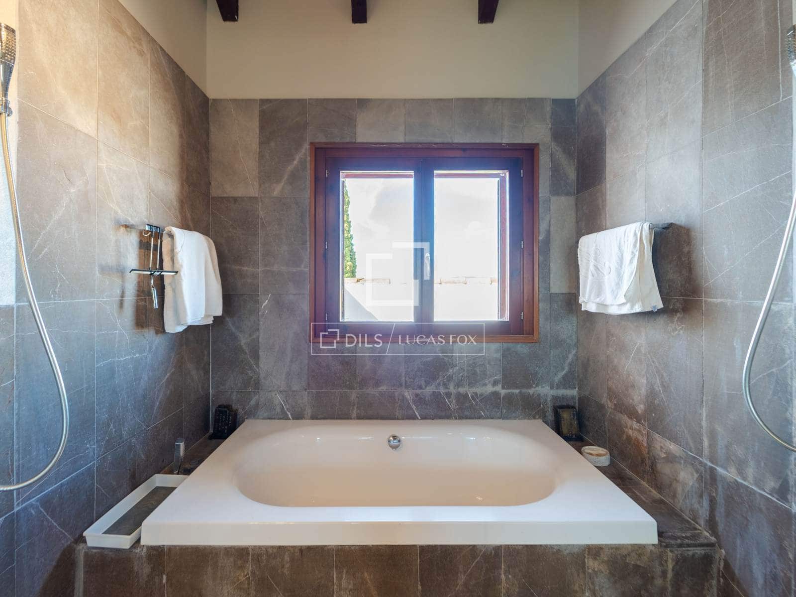 4 soveværelse Villa til salg i Requena med swimmingpool garage - € 880.000 (Ref: 9781335)