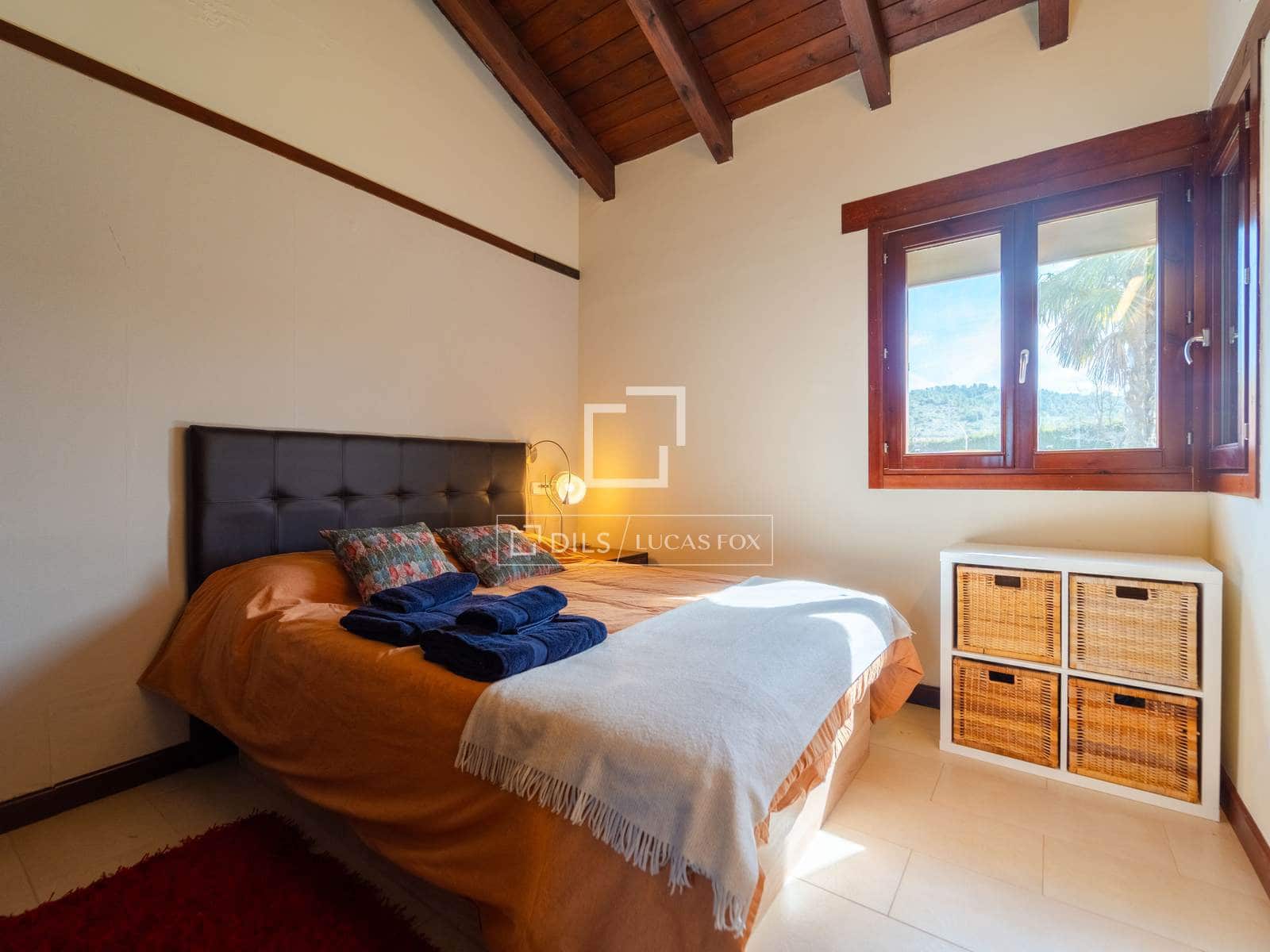 4 soveværelse Villa til salg i Requena med swimmingpool garage - € 880.000 (Ref: 9781335)