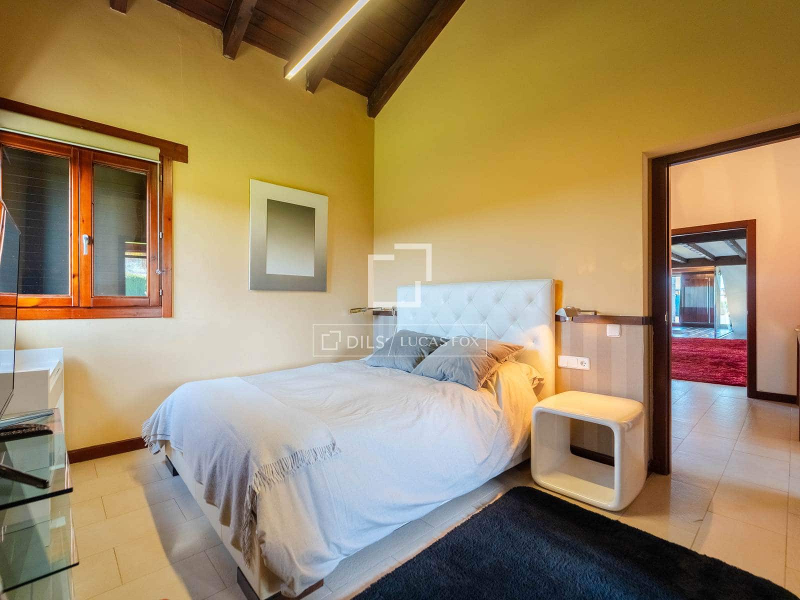 4 soveværelse Villa til salg i Requena med swimmingpool garage - € 880.000 (Ref: 9781335)