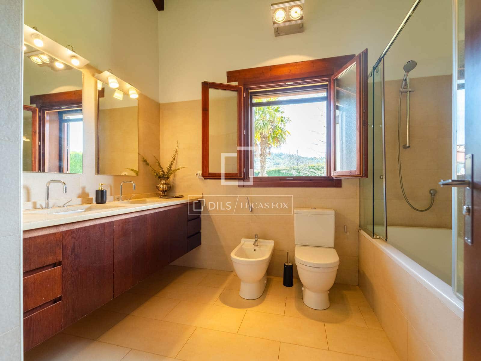 4 soveværelse Villa til salg i Requena med swimmingpool garage - € 880.000 (Ref: 9781335)