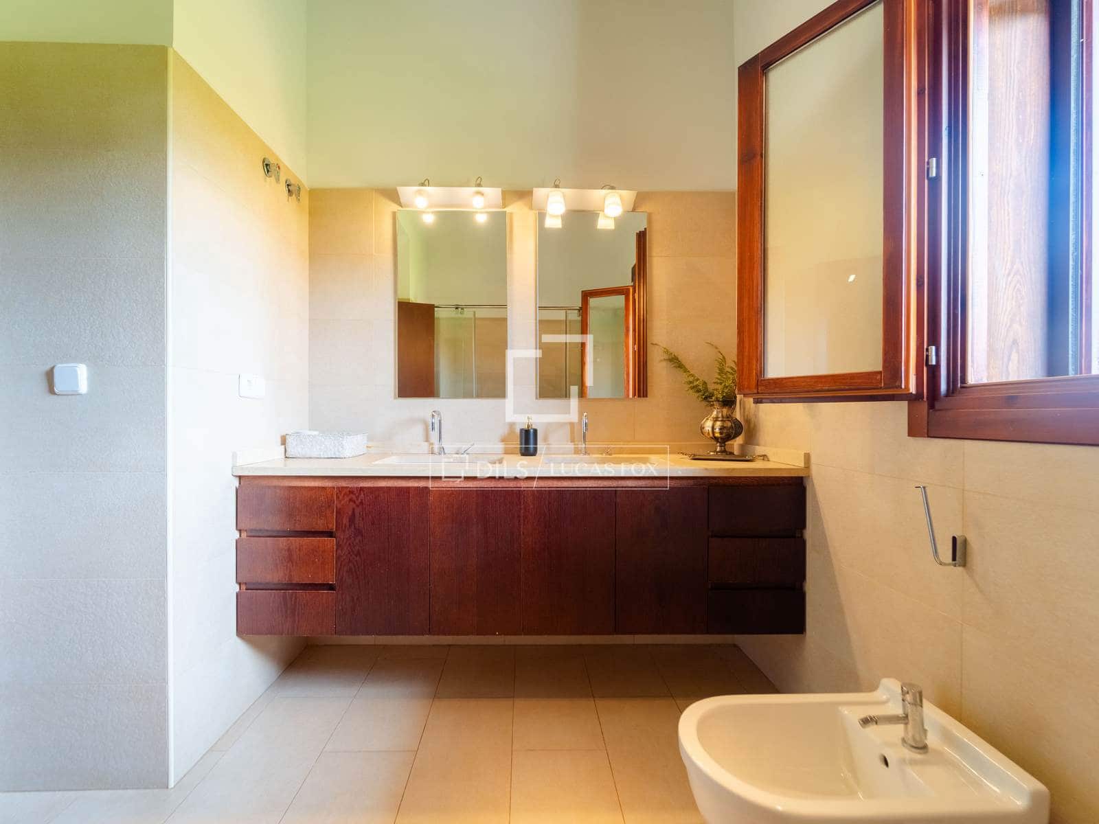 4 soveværelse Villa til salg i Requena med swimmingpool garage - € 880.000 (Ref: 9781335)