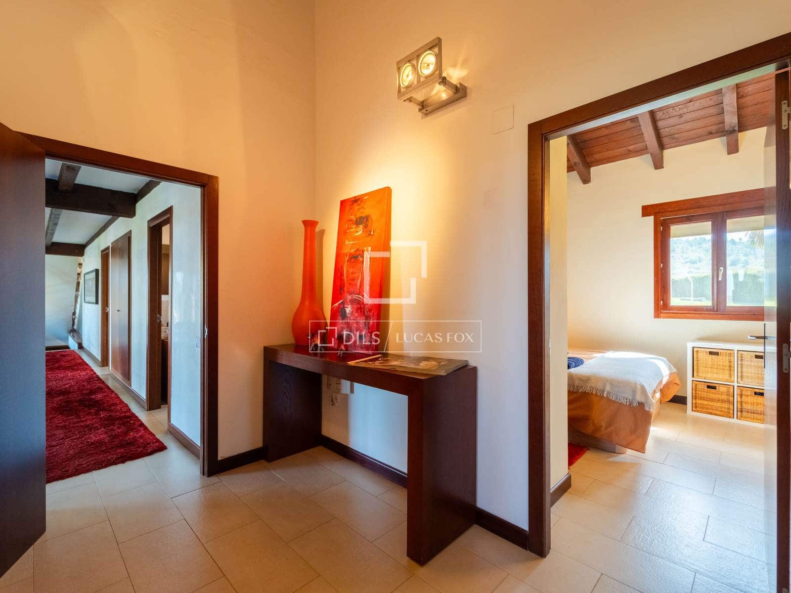 4 soveværelse Villa til salg i Requena med swimmingpool garage - € 880.000 (Ref: 9781335)