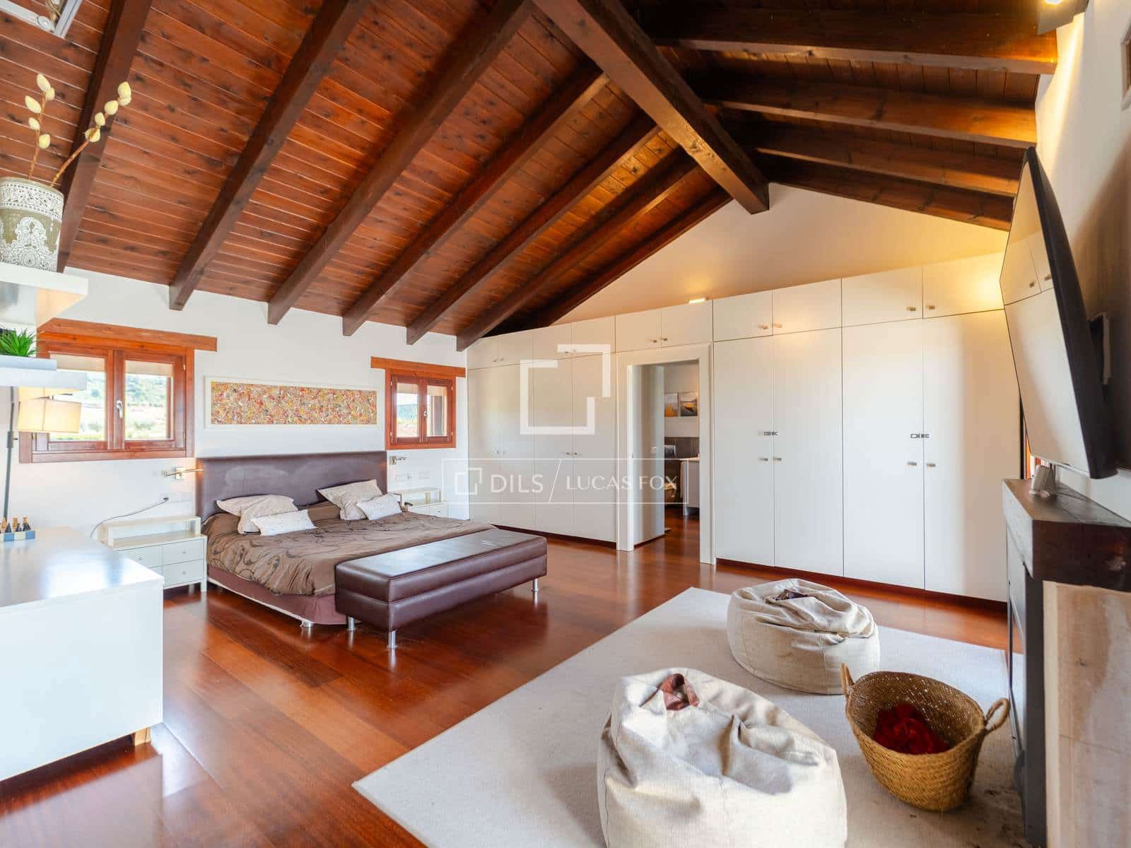 4 soveværelse Villa til salg i Requena med swimmingpool garage - € 880.000 (Ref: 9781335)