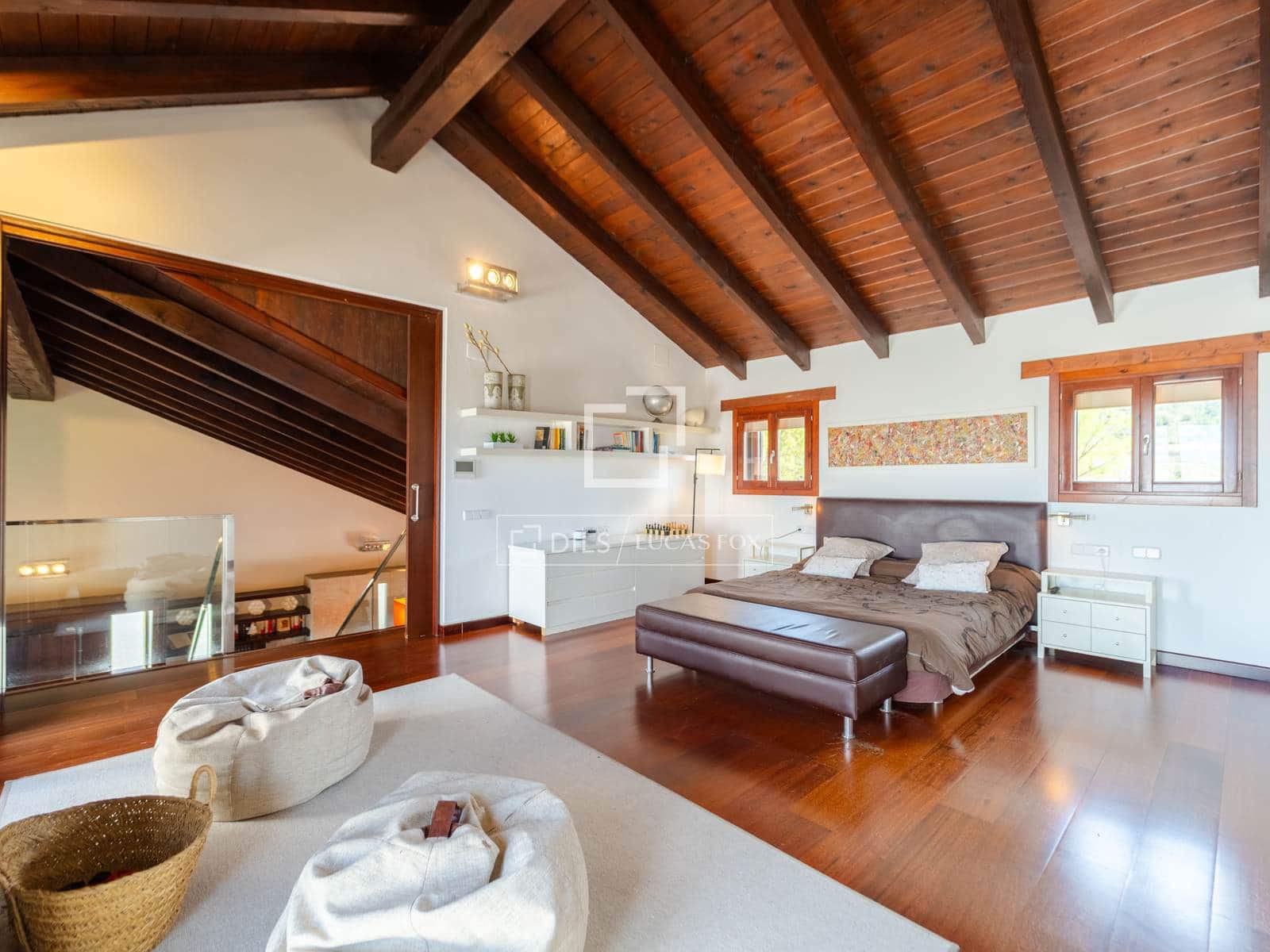 4 soveværelse Villa til salg i Requena med swimmingpool garage - € 880.000 (Ref: 9781335)