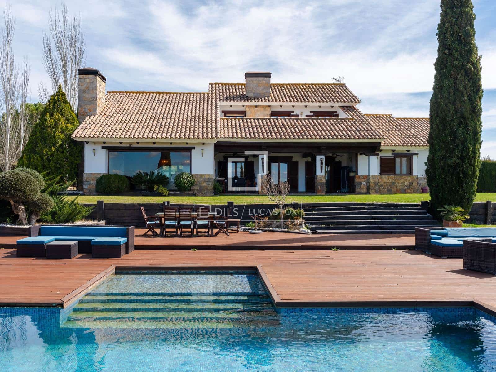 4 soveværelse Villa til salg i Requena med swimmingpool garage - € 880.000 (Ref: 9781335)