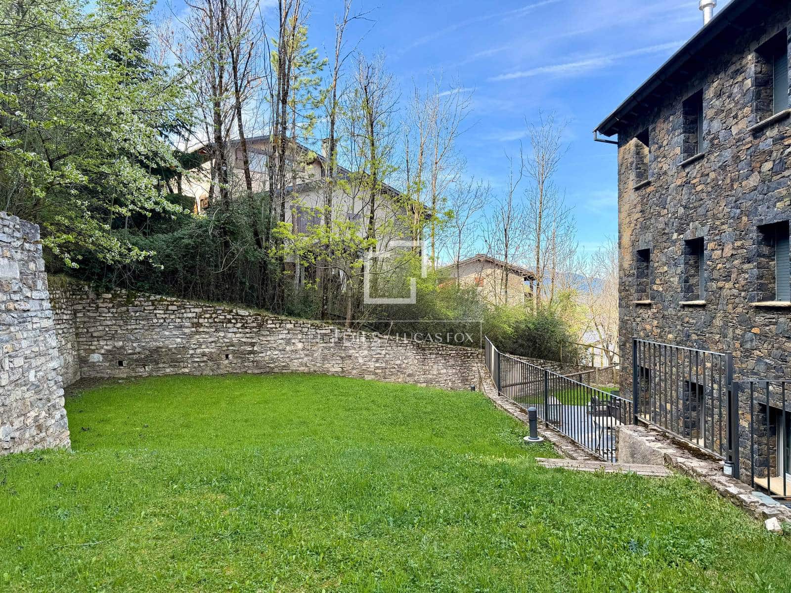 2 bedroom Apartment for sale in Alp with garage - € 390,000 (Ref: 9783428)