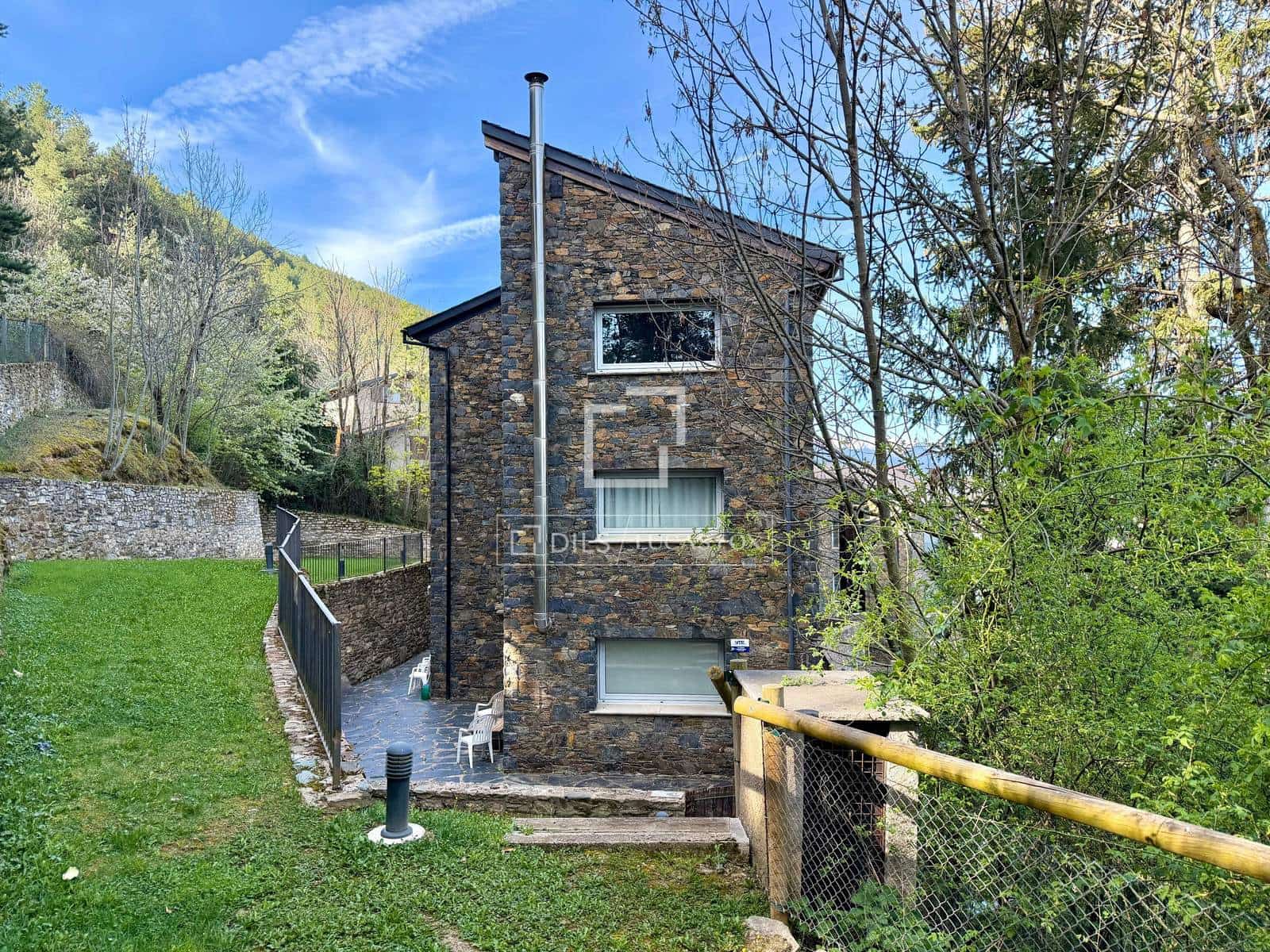 2 bedroom Apartment for sale in Alp with garage - € 390,000 (Ref: 9783428)