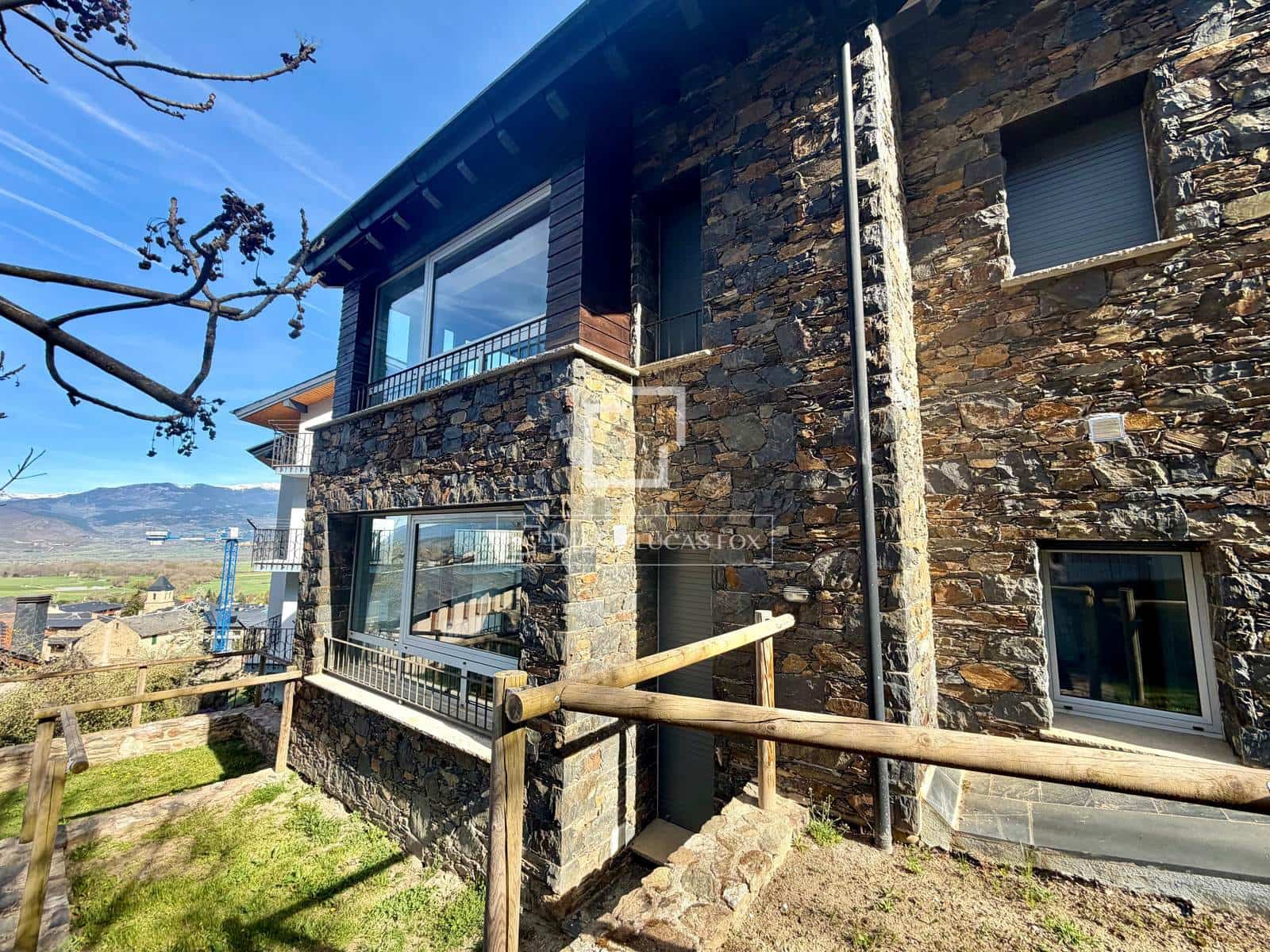 2 bedroom Apartment for sale in Alp with garage - € 390,000 (Ref: 9783428)