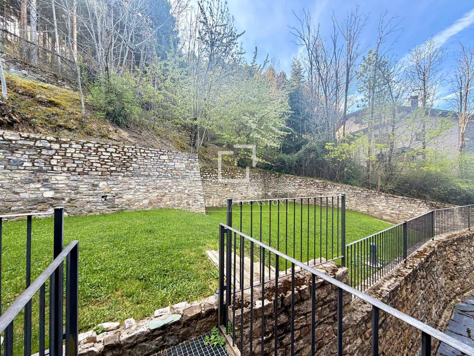 2 bedroom Apartment for sale in Alp with garage - € 390,000 (Ref: 9783428)