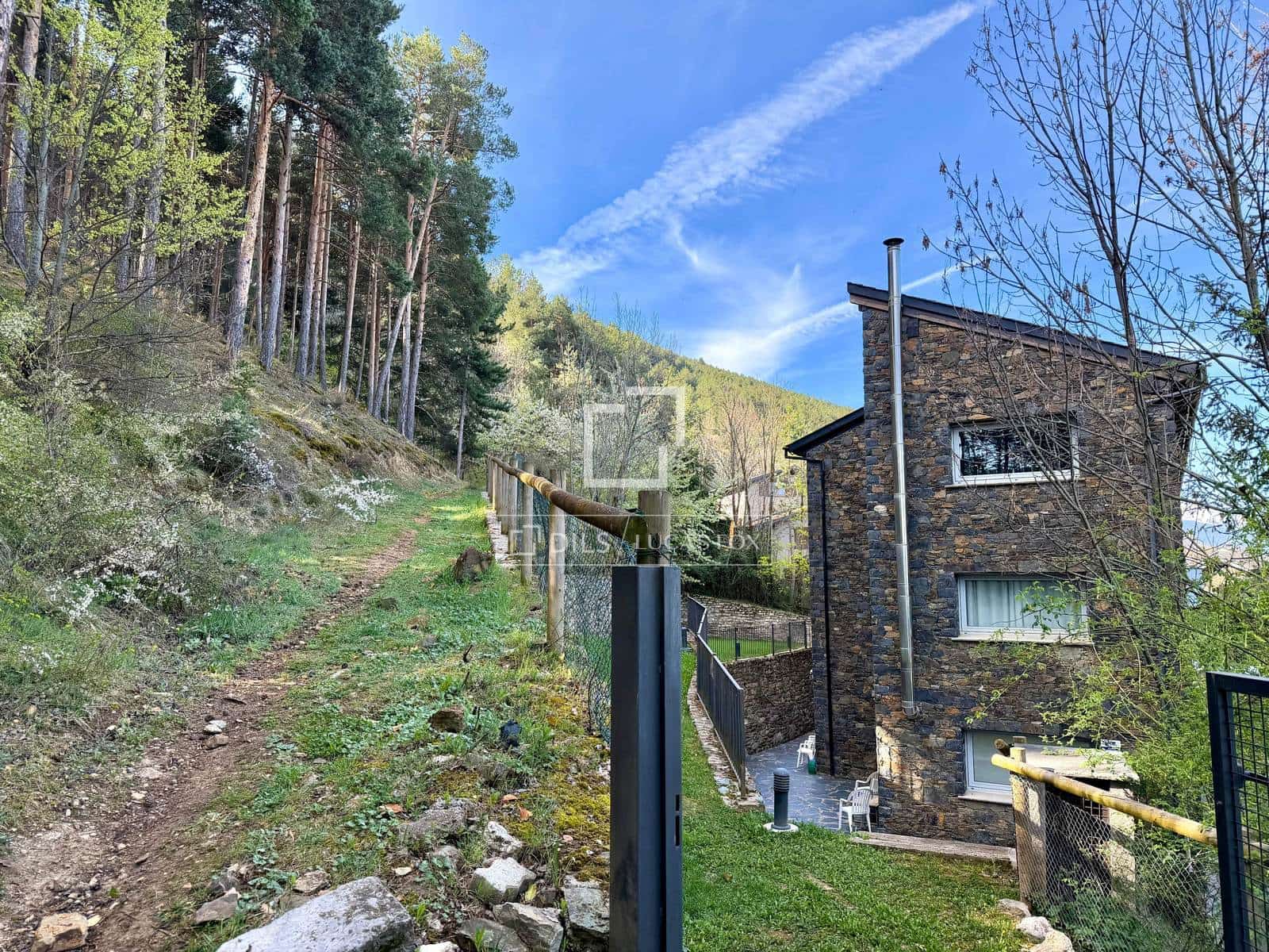 2 bedroom Apartment for sale in Alp with garage - € 390,000 (Ref: 9783428)