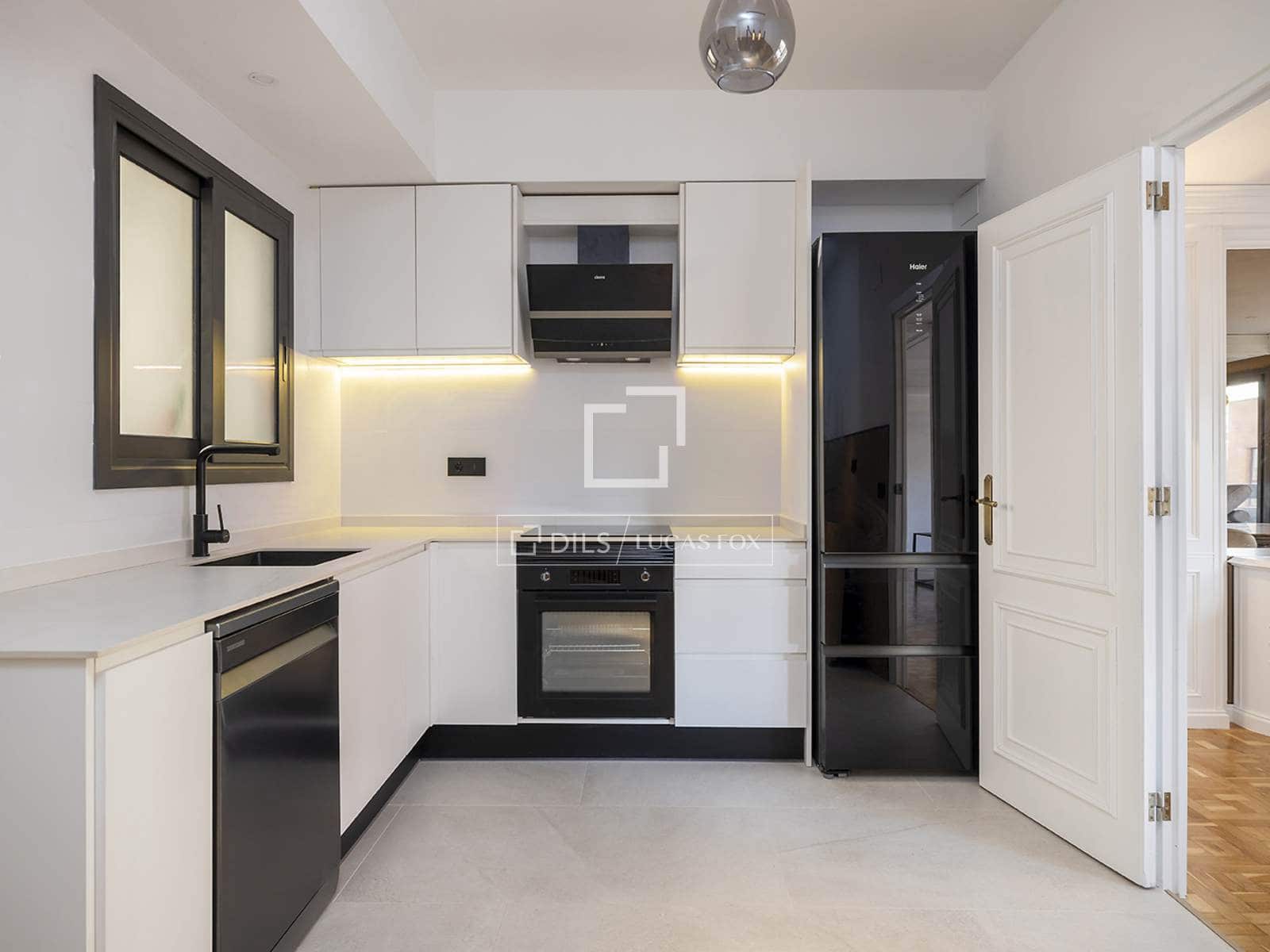 4 soveværelse Lejlighed til leje i Barcelona by med garage - € 4.600 (Ref: 9787548)