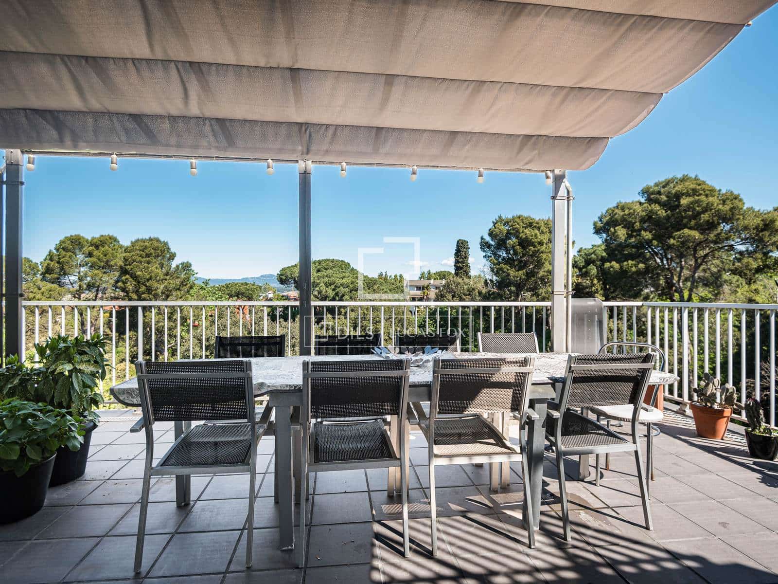 Chalet de 8 habitaciones en Sant Cugat del Vallès en venta con piscina - 1.035.000 € (Ref: 9789557)