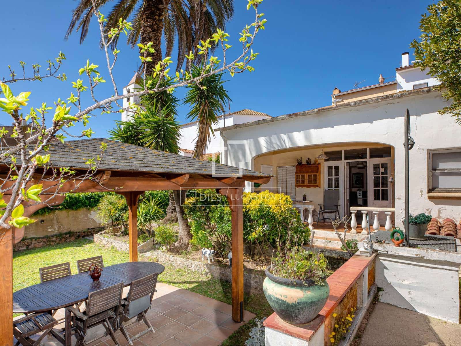 3 soverom Villa til salgs i Calella med garasje - € 1 100 000 (Ref: 9793298)