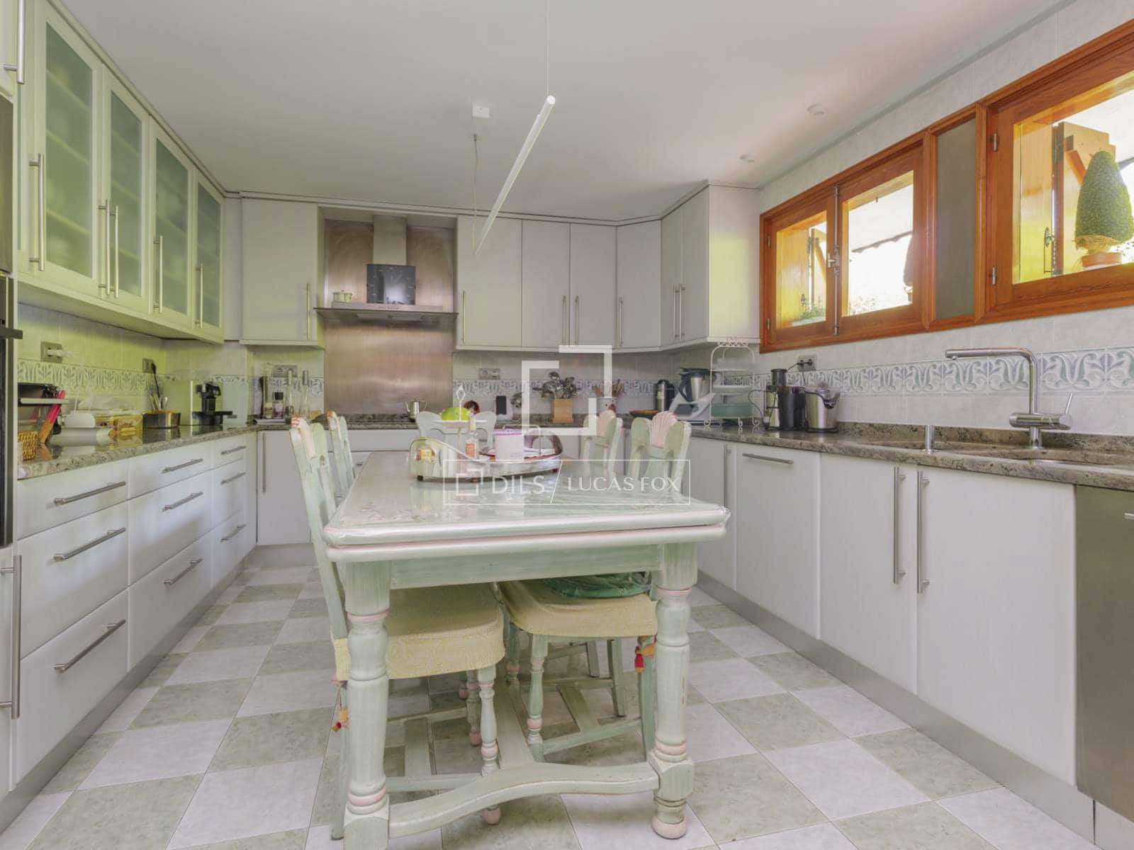 6 bedroom Villa for sale in Pozuelo de Alarcon with pool garage - € 1,650,000 (Ref: 9795238)