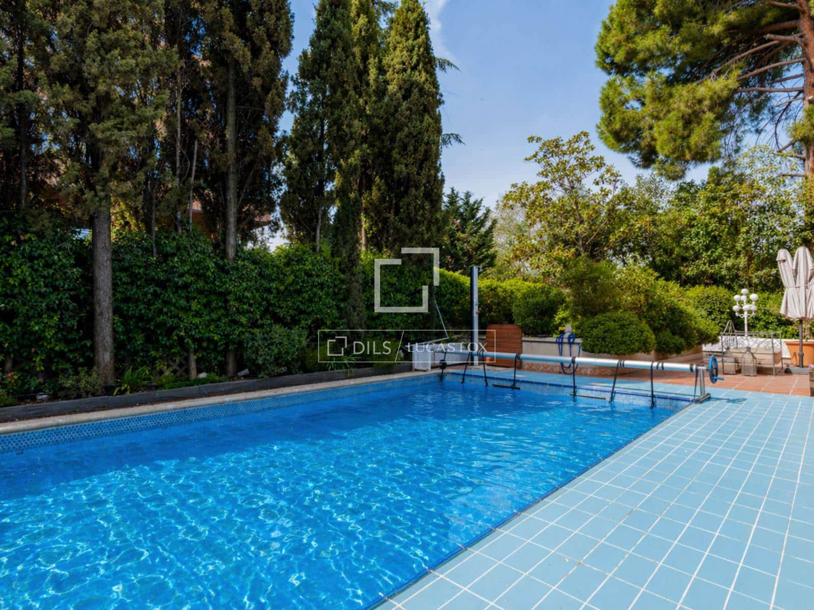 6 bedroom Villa for sale in Pozuelo de Alarcon with pool garage - € 1,650,000 (Ref: 9795238)