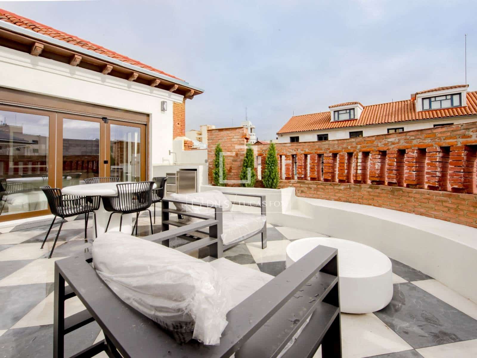 Penthouse de 2 chambres à louer à Madrid ville - 10 000 € (Ref: 9797428)