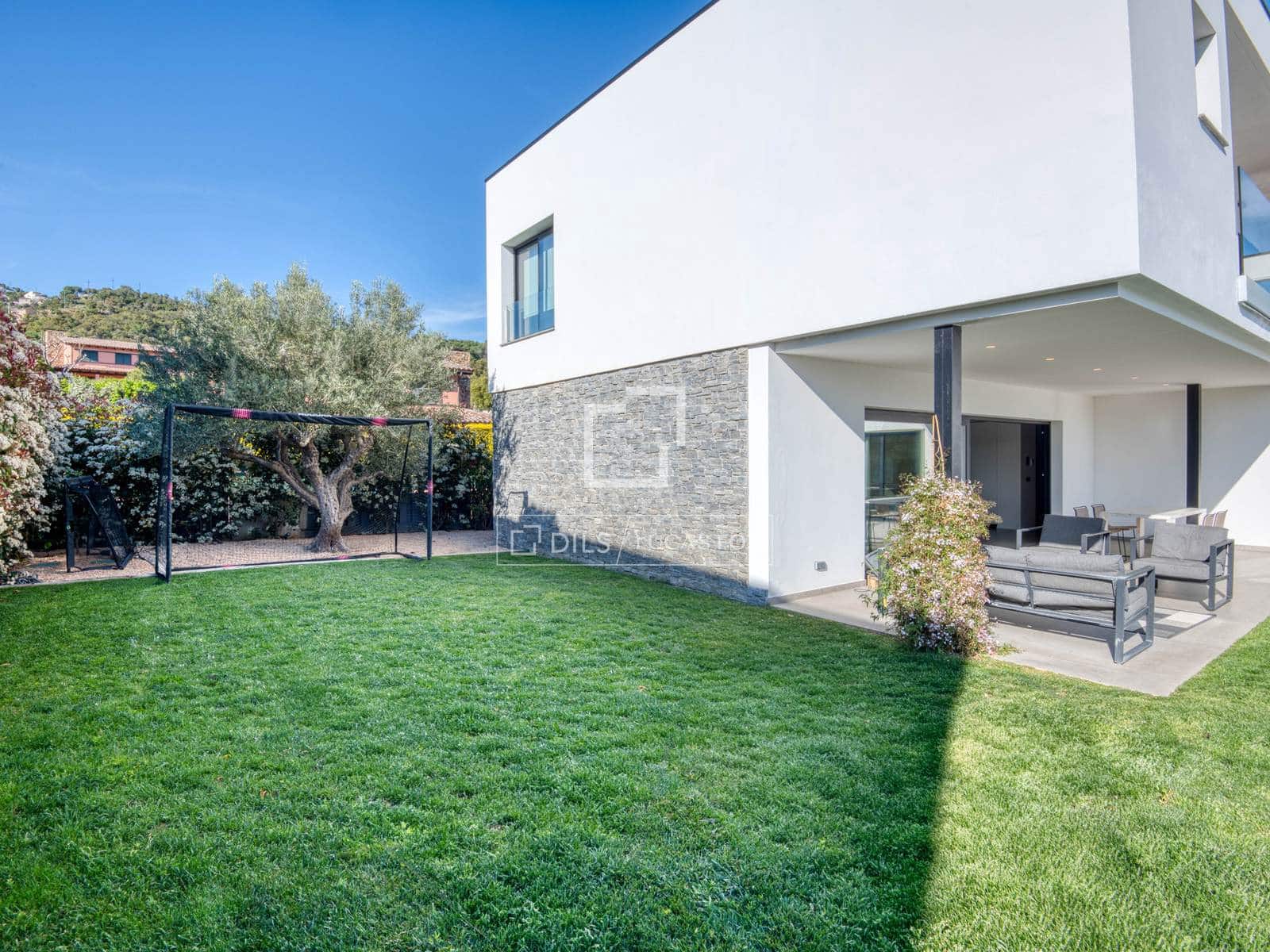 5 sypialnia Willa na sprzedaż w Santa Cristina d'Aro z basenem garażem - 2 325 000 € (Ref: 9797429)