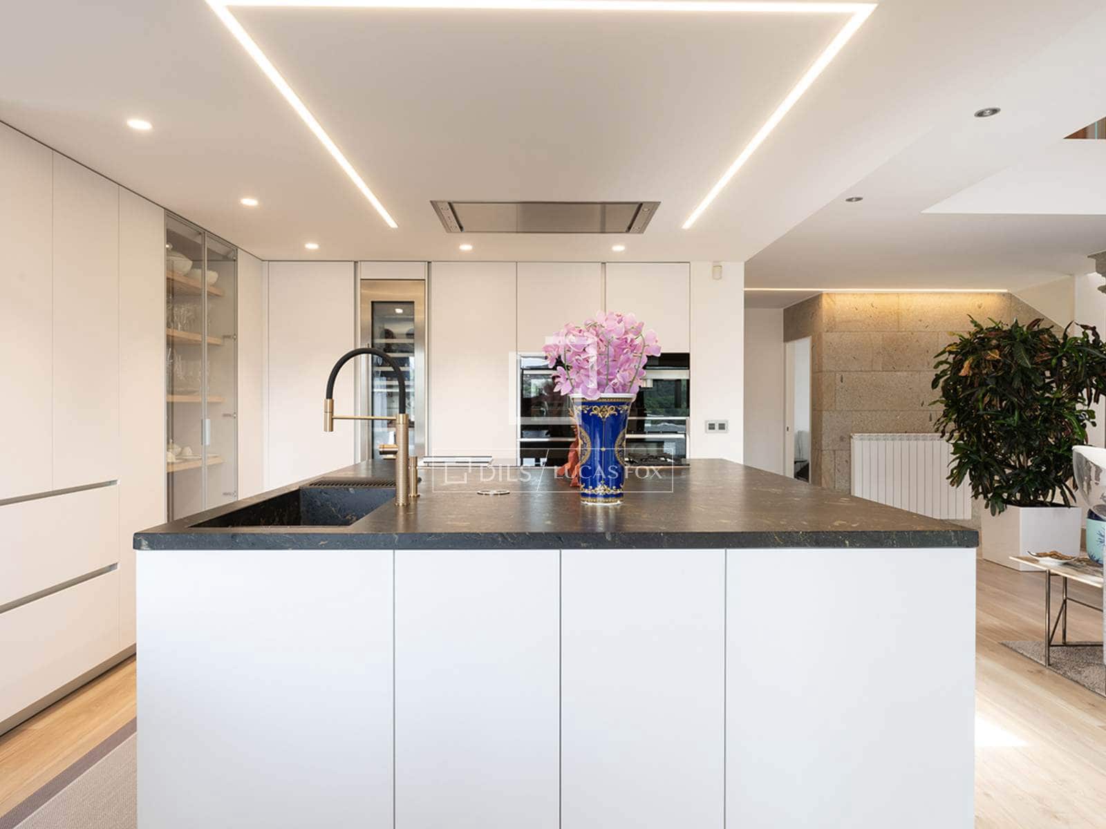 3 slaapkamer Villa te koop in Mos met zwembad garage - € 690.000 (Ref: 9803794)