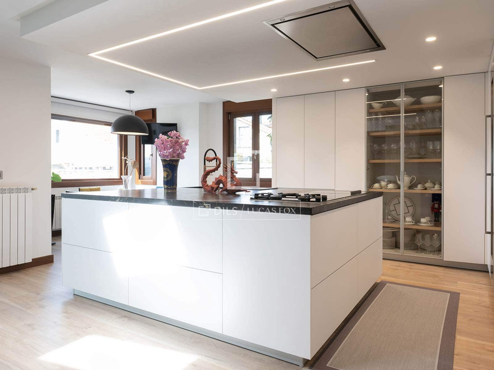 3 slaapkamer Villa te koop in Mos met zwembad garage - € 690.000 (Ref: 9803794)