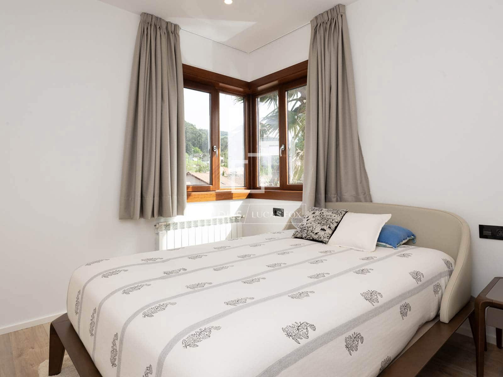 3 slaapkamer Villa te koop in Mos met zwembad garage - € 690.000 (Ref: 9803794)