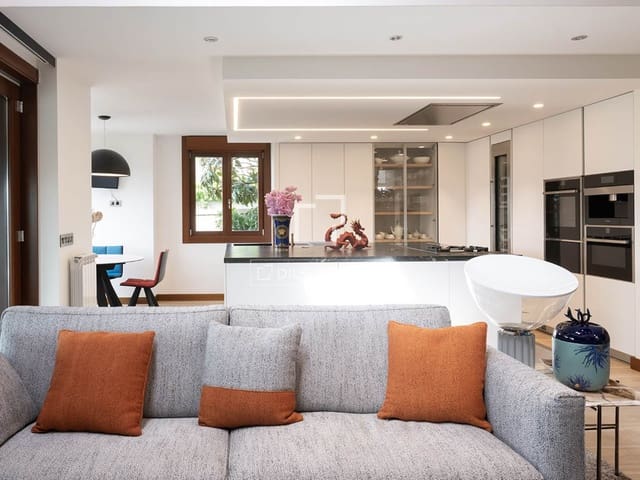 3 slaapkamer Villa te koop in Mos met zwembad garage - € 690.000 (Ref: 9803794)