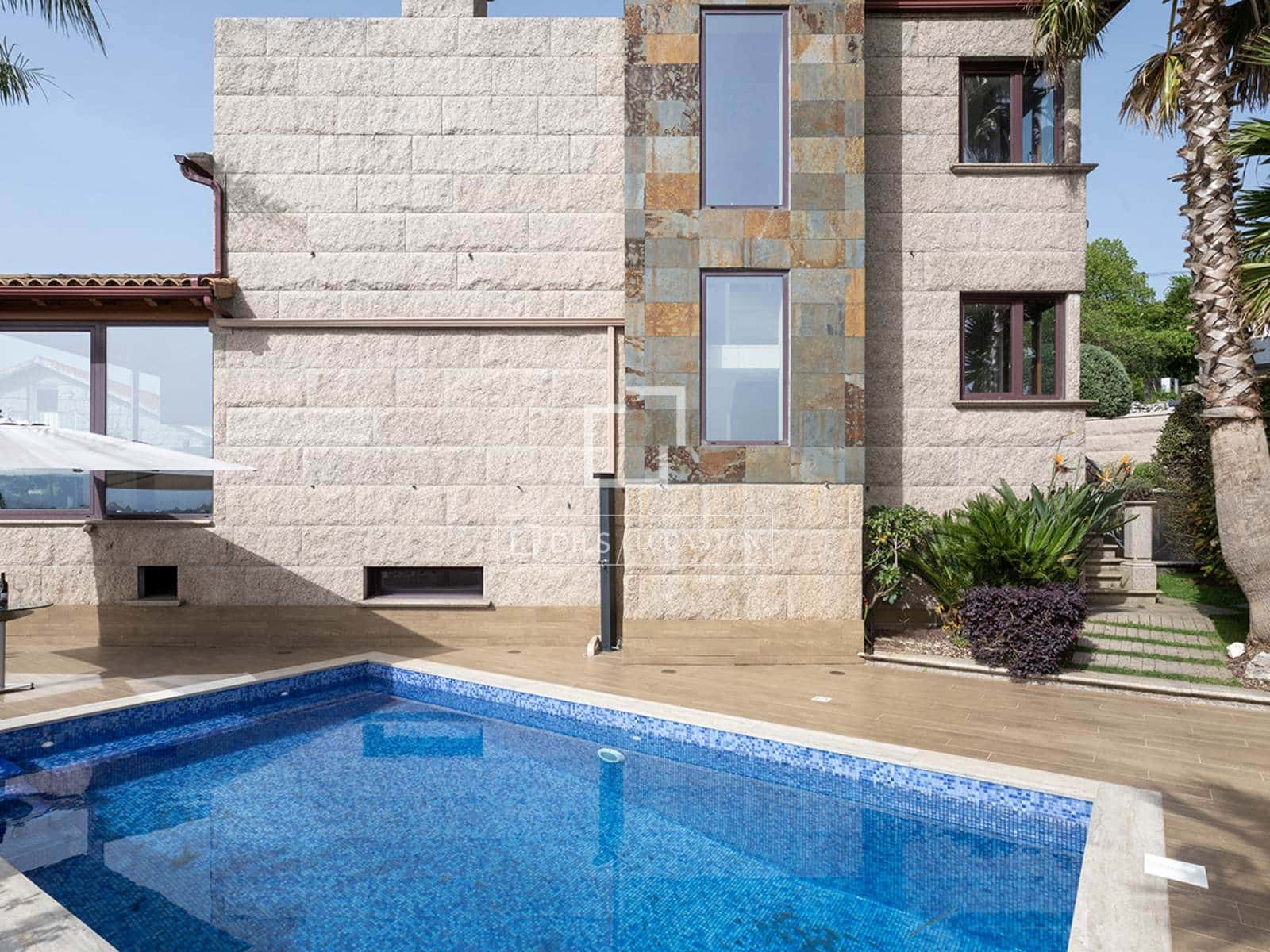 3 slaapkamer Villa te koop in Mos met zwembad garage - € 690.000 (Ref: 9803794)