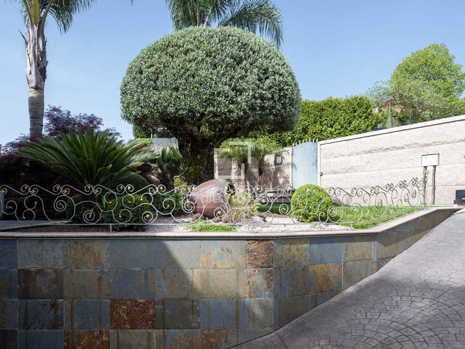 3 slaapkamer Villa te koop in Mos met zwembad garage - € 690.000 (Ref: 9803794)