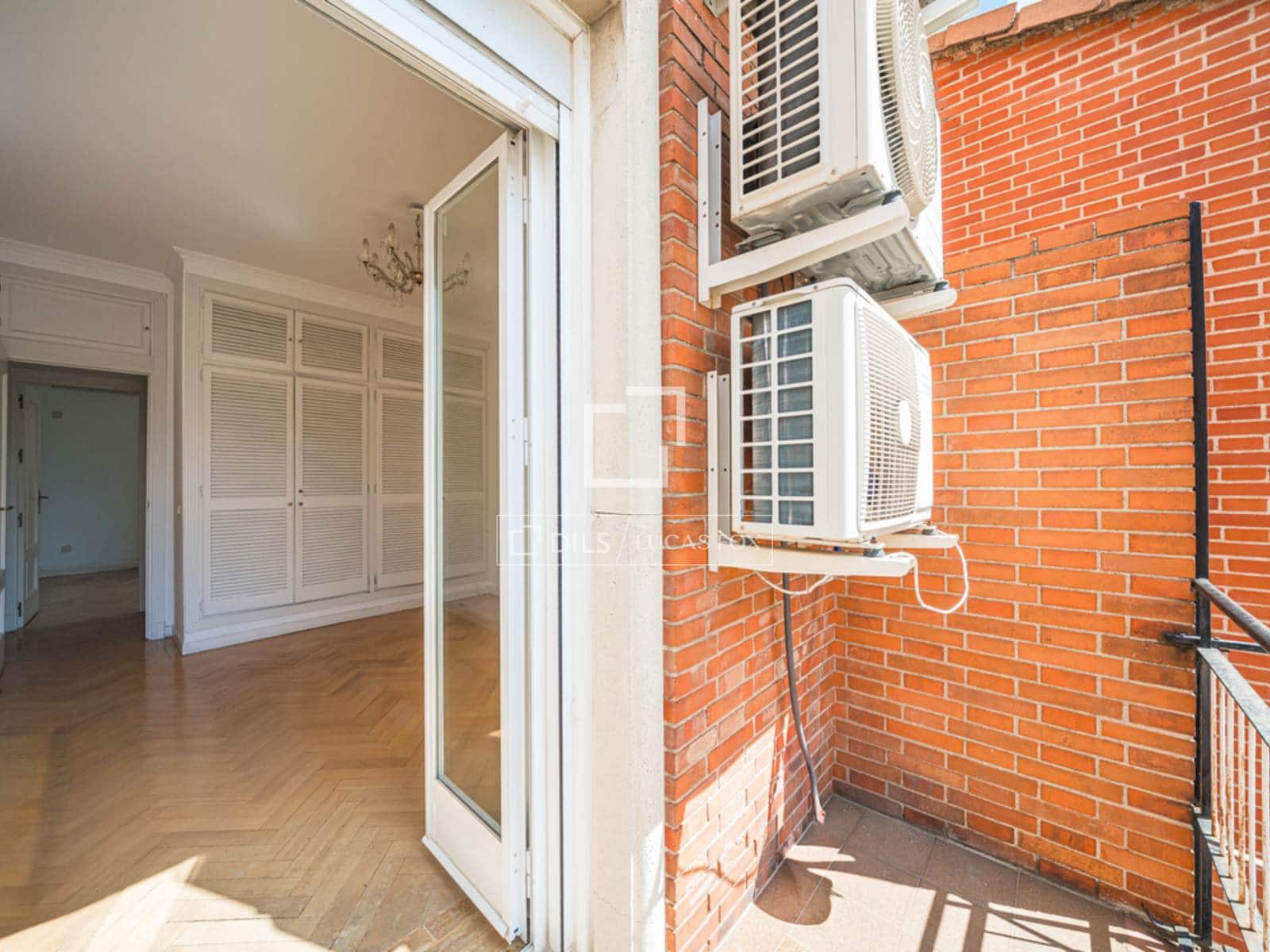 2 Zimmer Penthouse zu verkaufen in Madrid Stadt - 898.000 € (Ref: 9804972)