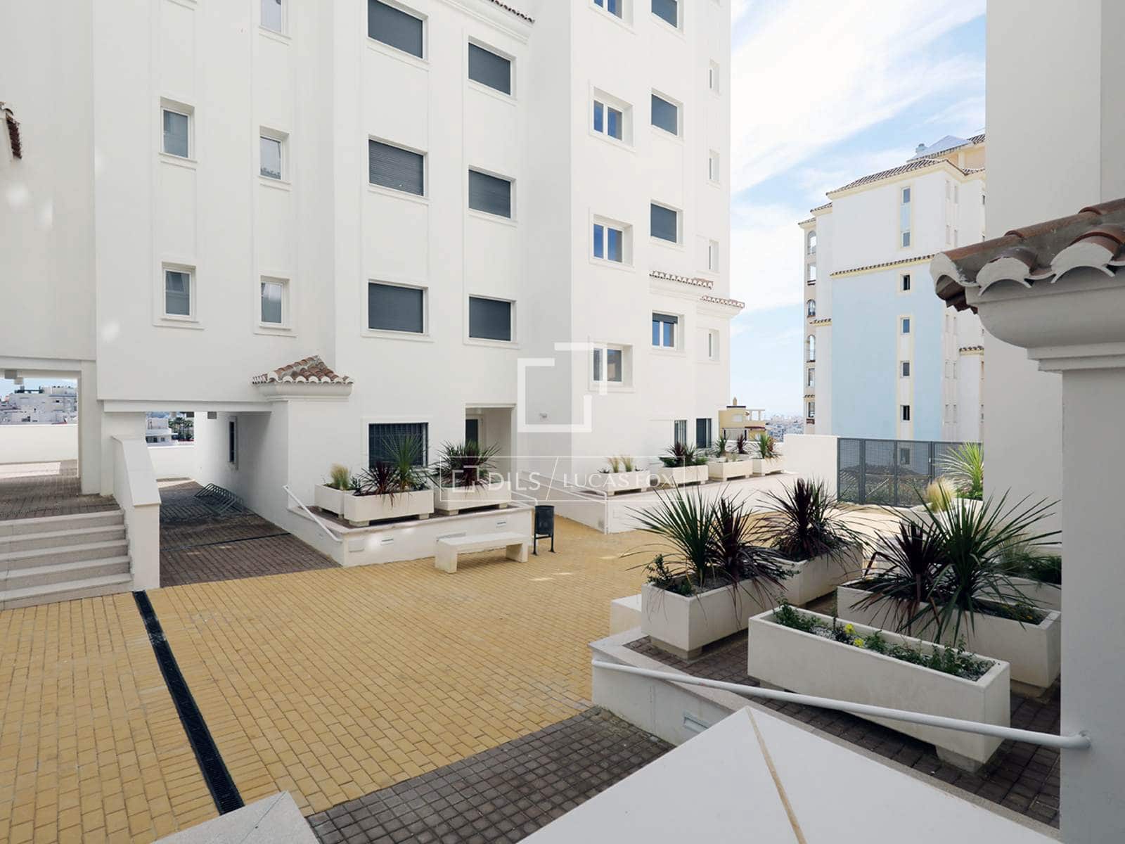 2 sovrum Lägenhet till salu i Estepona med pool garage - 399 000 € (Ref: 9805665)