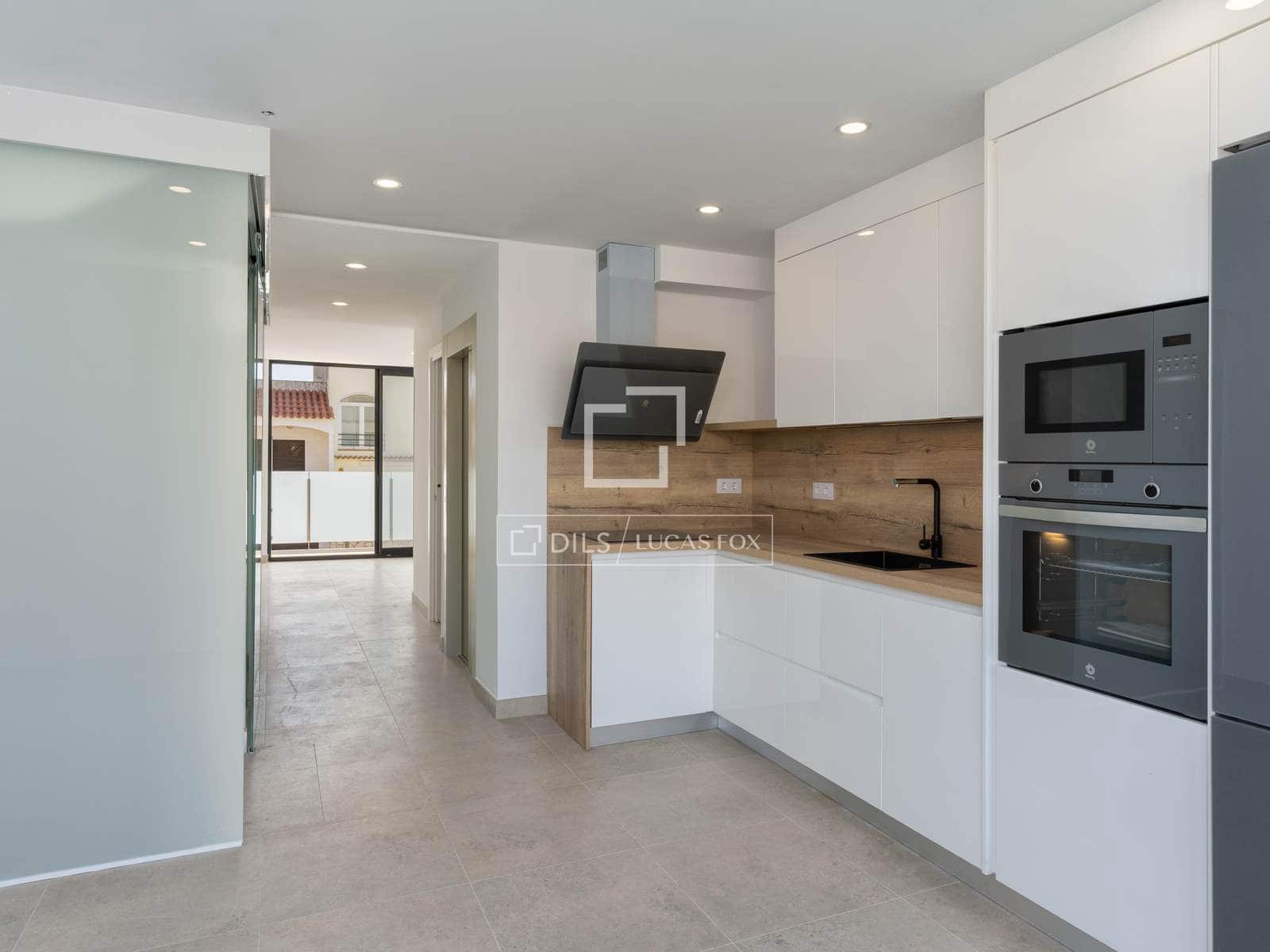 3 slaapkamer Villa te koop in Empuriabrava met garage - € 585.000 (Ref: 9807389)