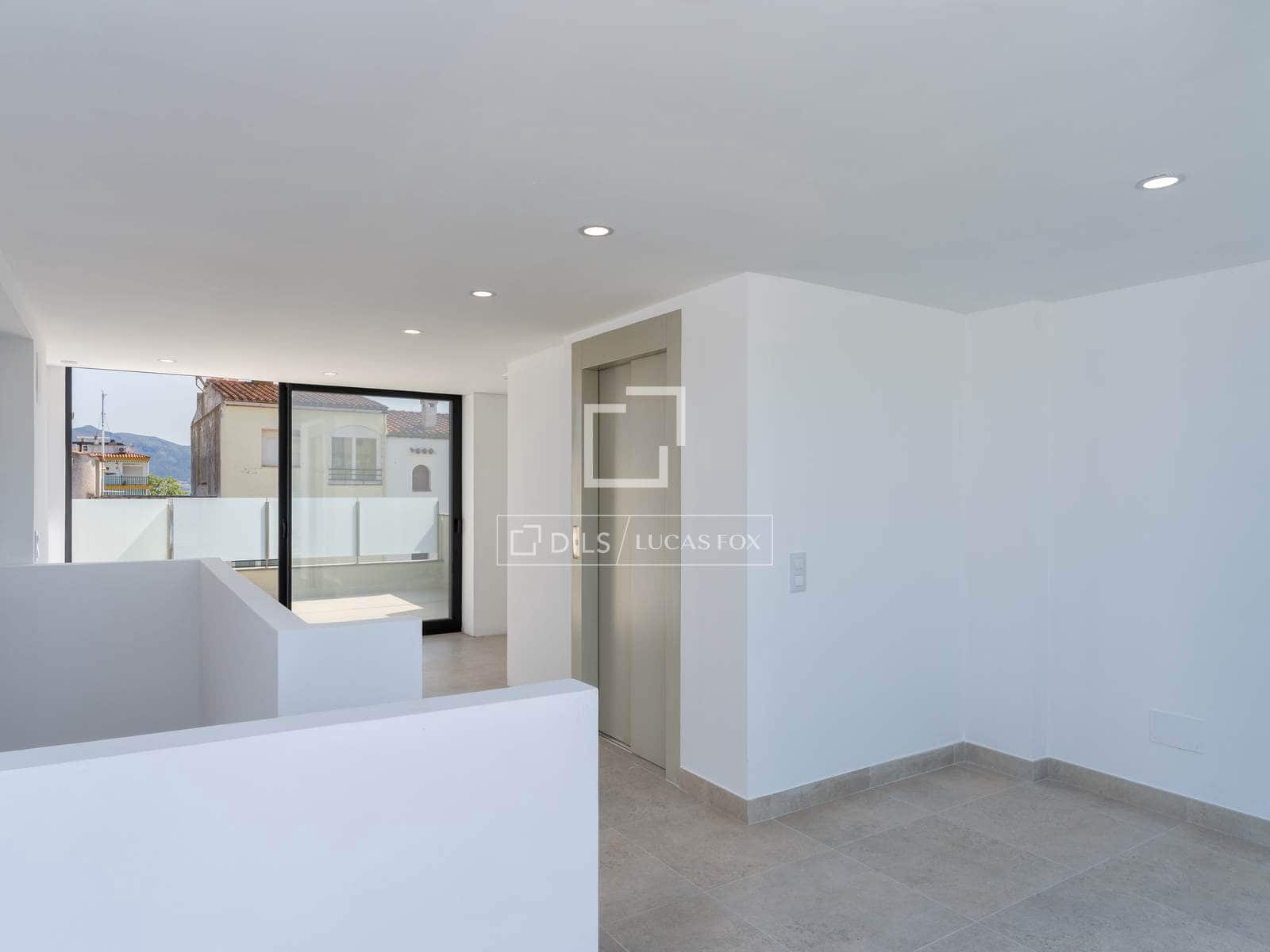 3 slaapkamer Villa te koop in Empuriabrava met garage - € 585.000 (Ref: 9807389)