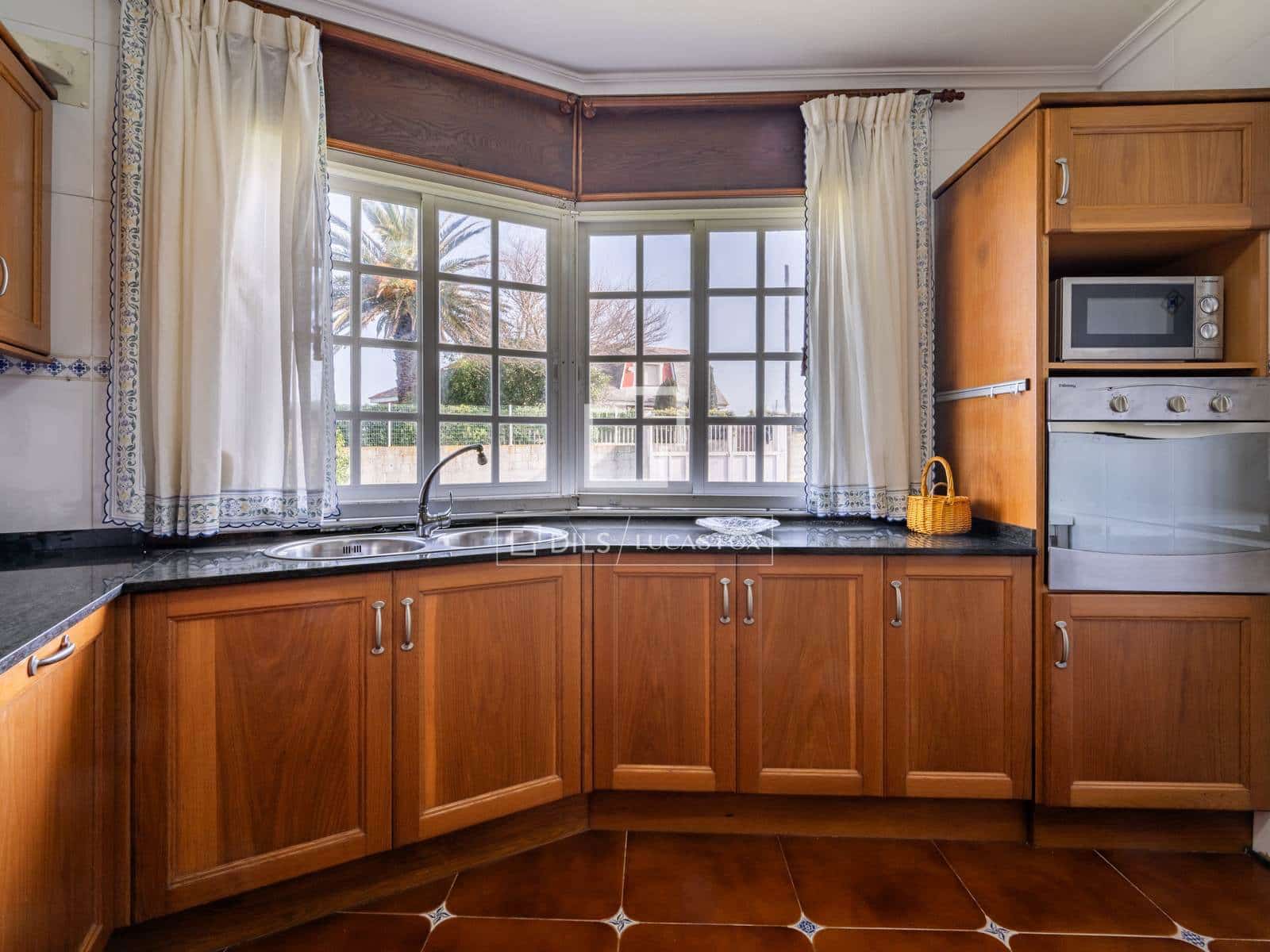 6 bedroom Villa for sale in Foz with garage - € 1,300,000 (Ref: 9809783)
