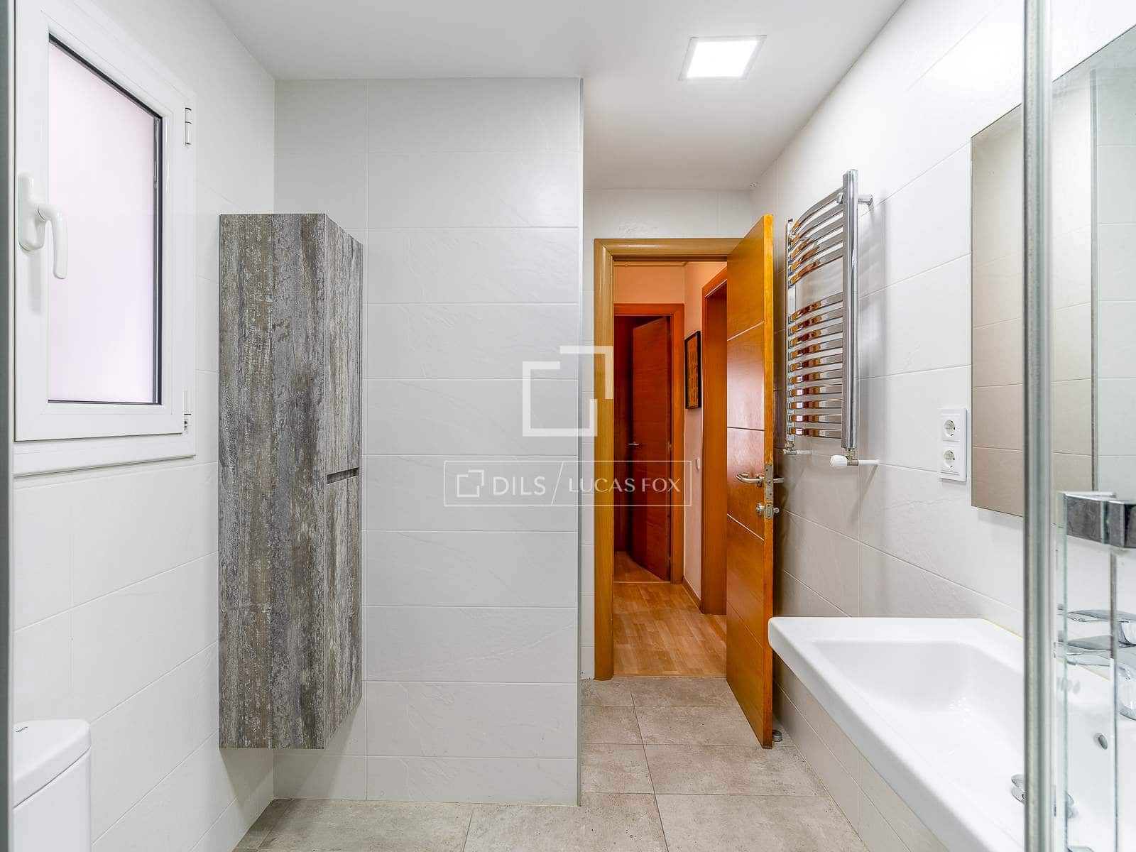 4 bedroom Apartment for sale in Barcelona city - € 585,000 (Ref: 9815006)
