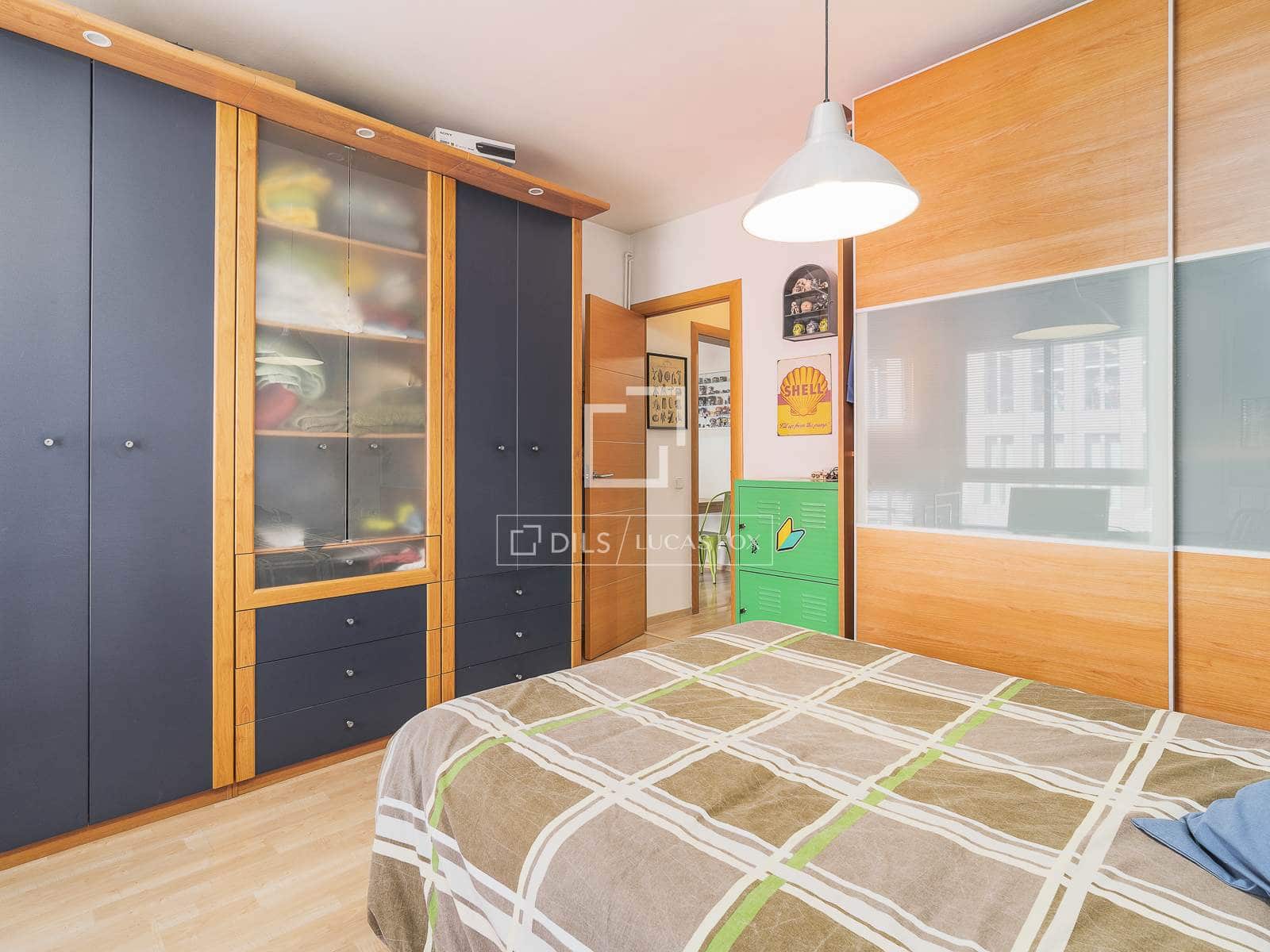 4 bedroom Apartment for sale in Barcelona city - € 585,000 (Ref: 9815006)