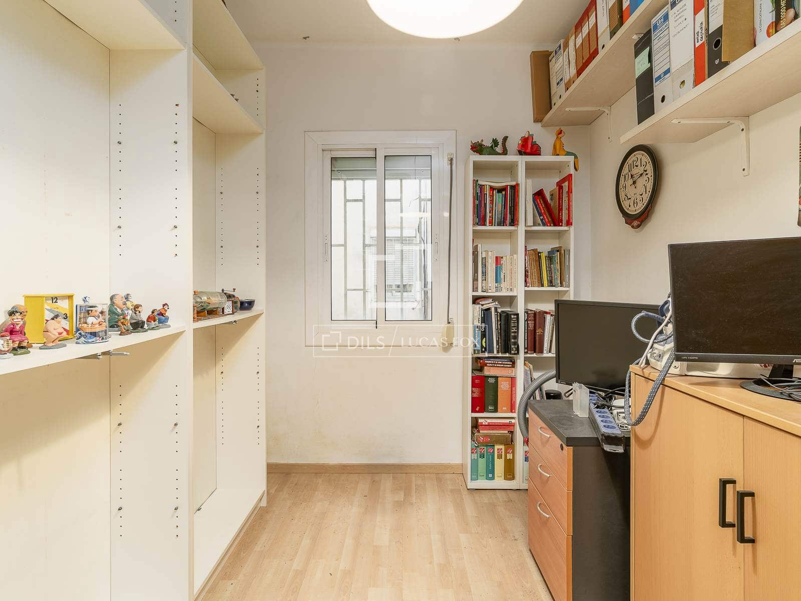 4 bedroom Apartment for sale in Barcelona city - € 585,000 (Ref: 9815006)