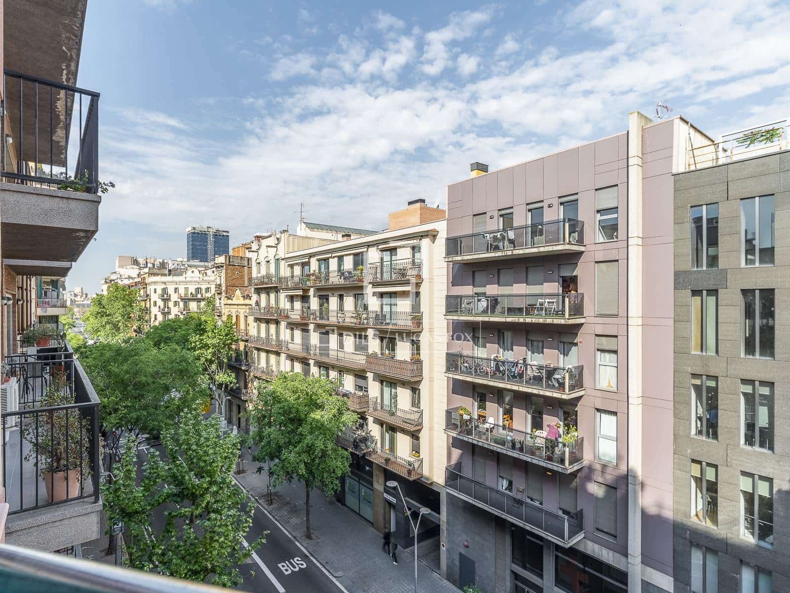4 bedroom Apartment for sale in Barcelona city - € 585,000 (Ref: 9815006)