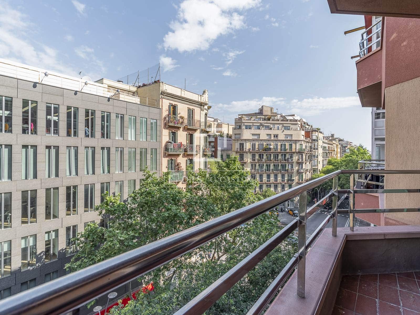4 bedroom Apartment for sale in Barcelona city - € 585,000 (Ref: 9815006)