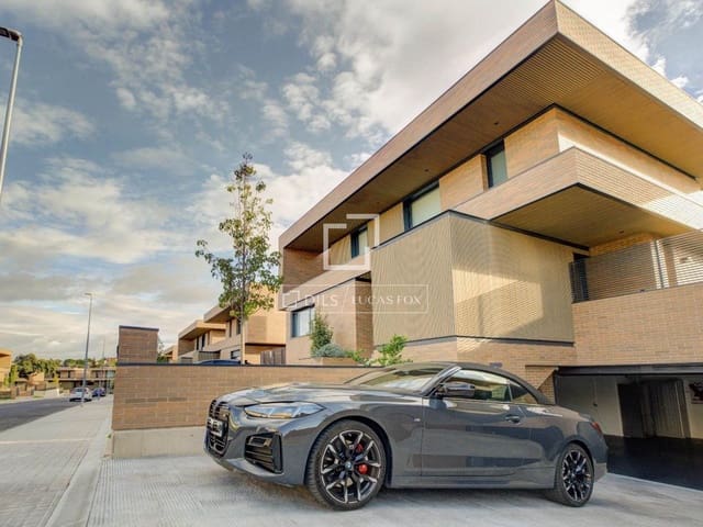4 Zimmer Villa zu verkaufen in Las Rozas de Madrid mit Pool Garage - 1.890.000 € (Ref: 9815193)