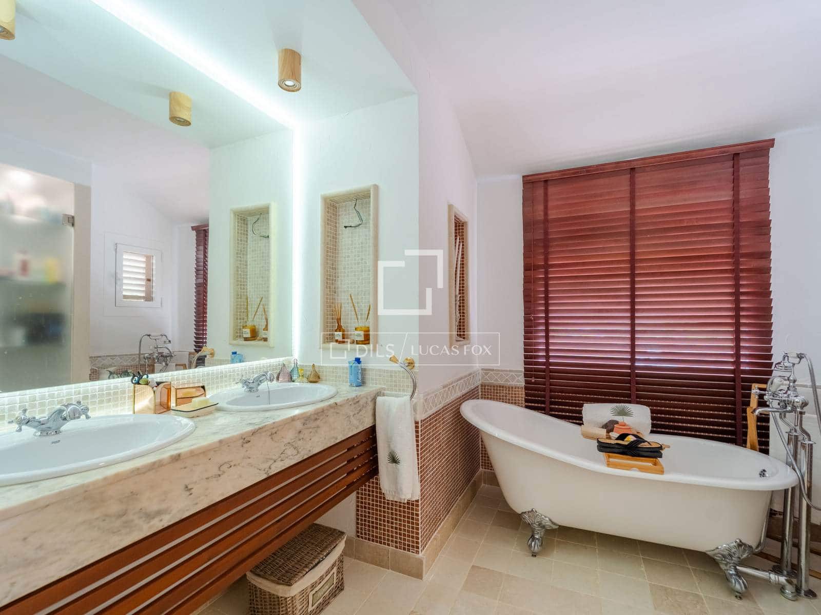 4 soveværelse Villa til leje i Riba-roja de Turia med swimmingpool garage - € 4.400 (Ref: 9816116)